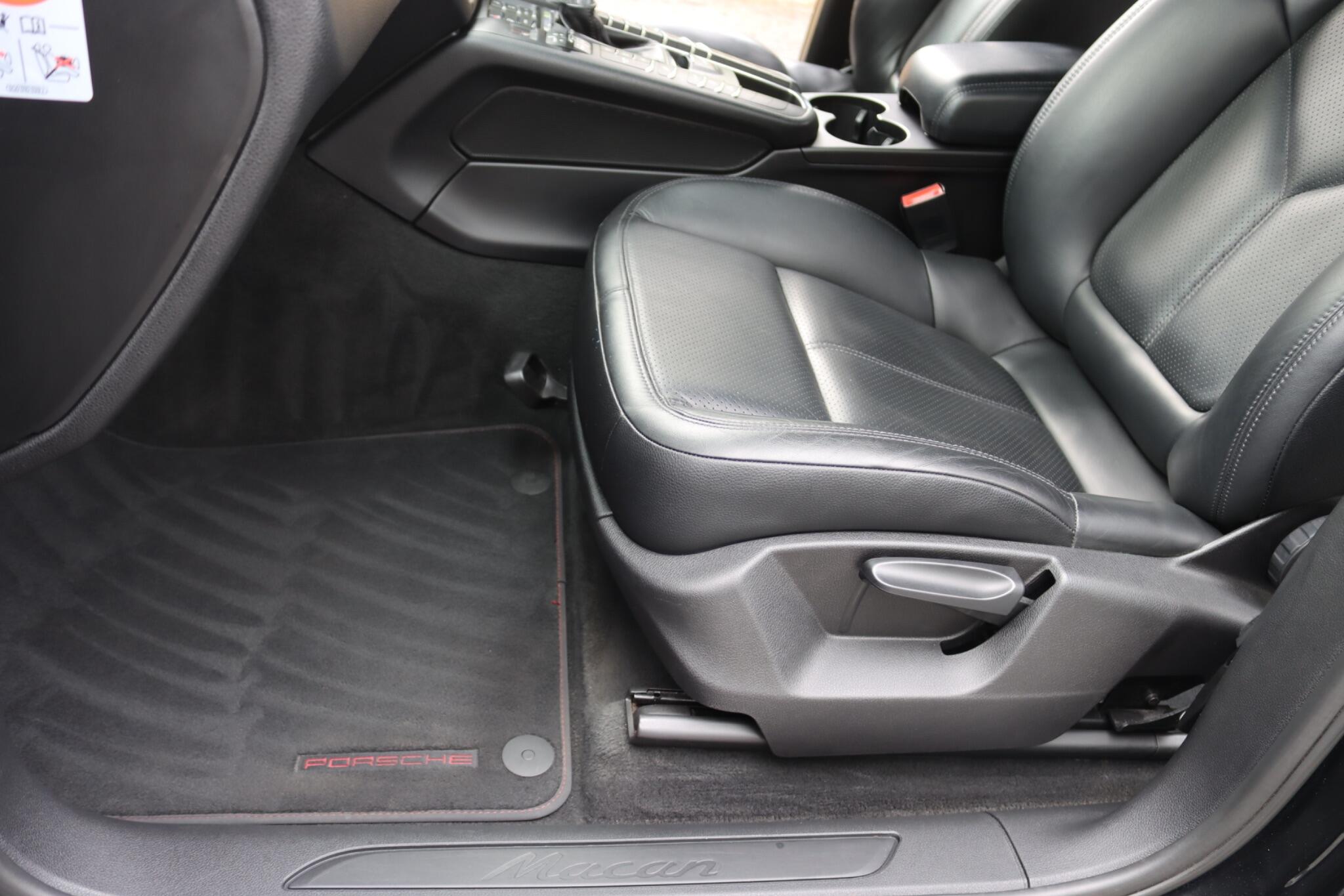 Porsche Macan view 10