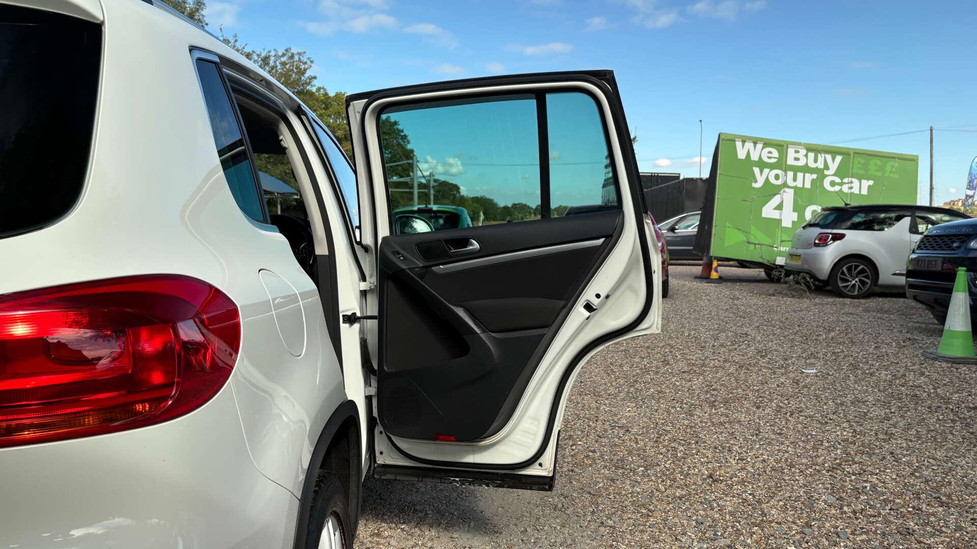 Volkswagen Tiguan view 45
