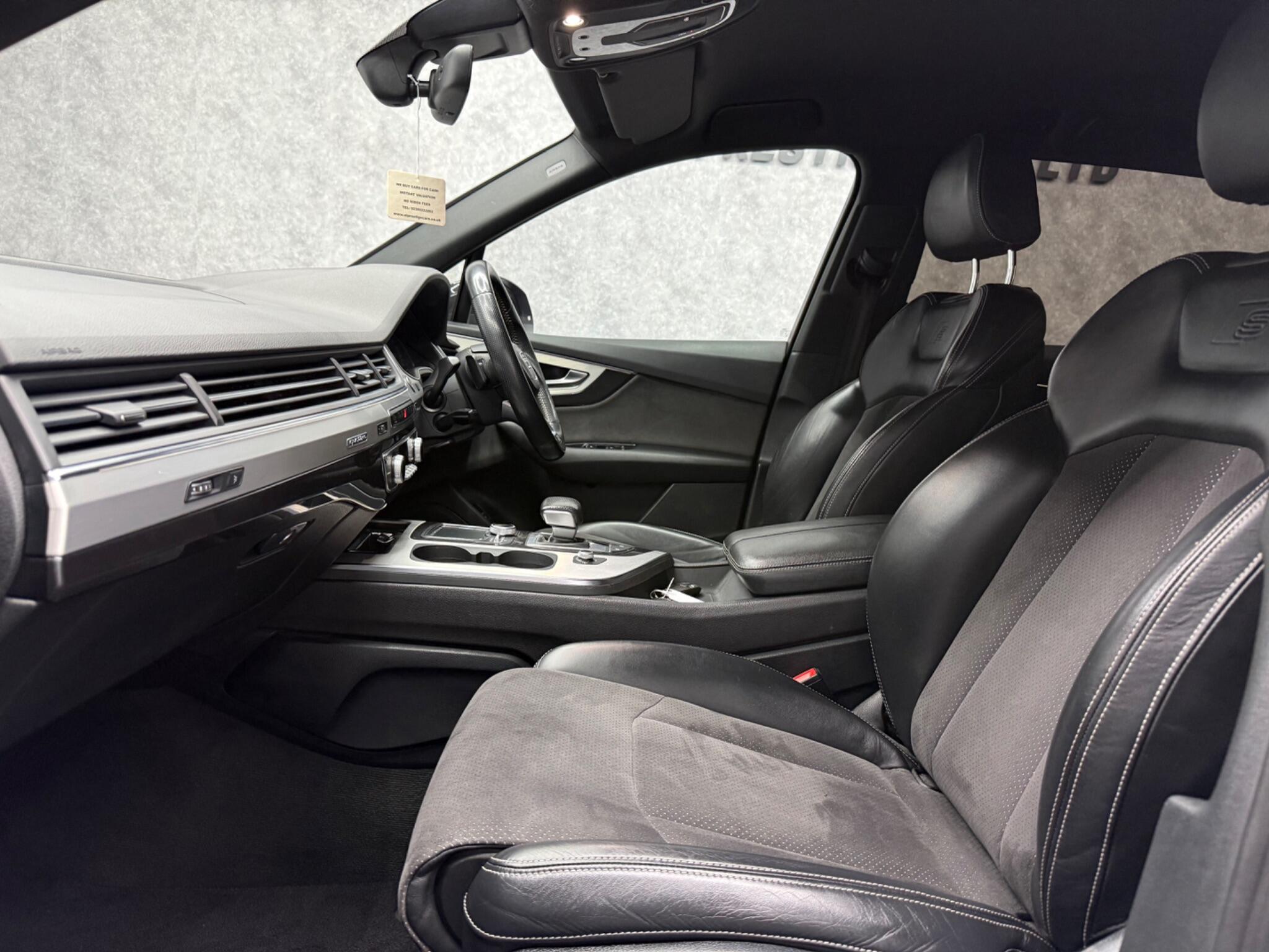 Audi Q7 view 3