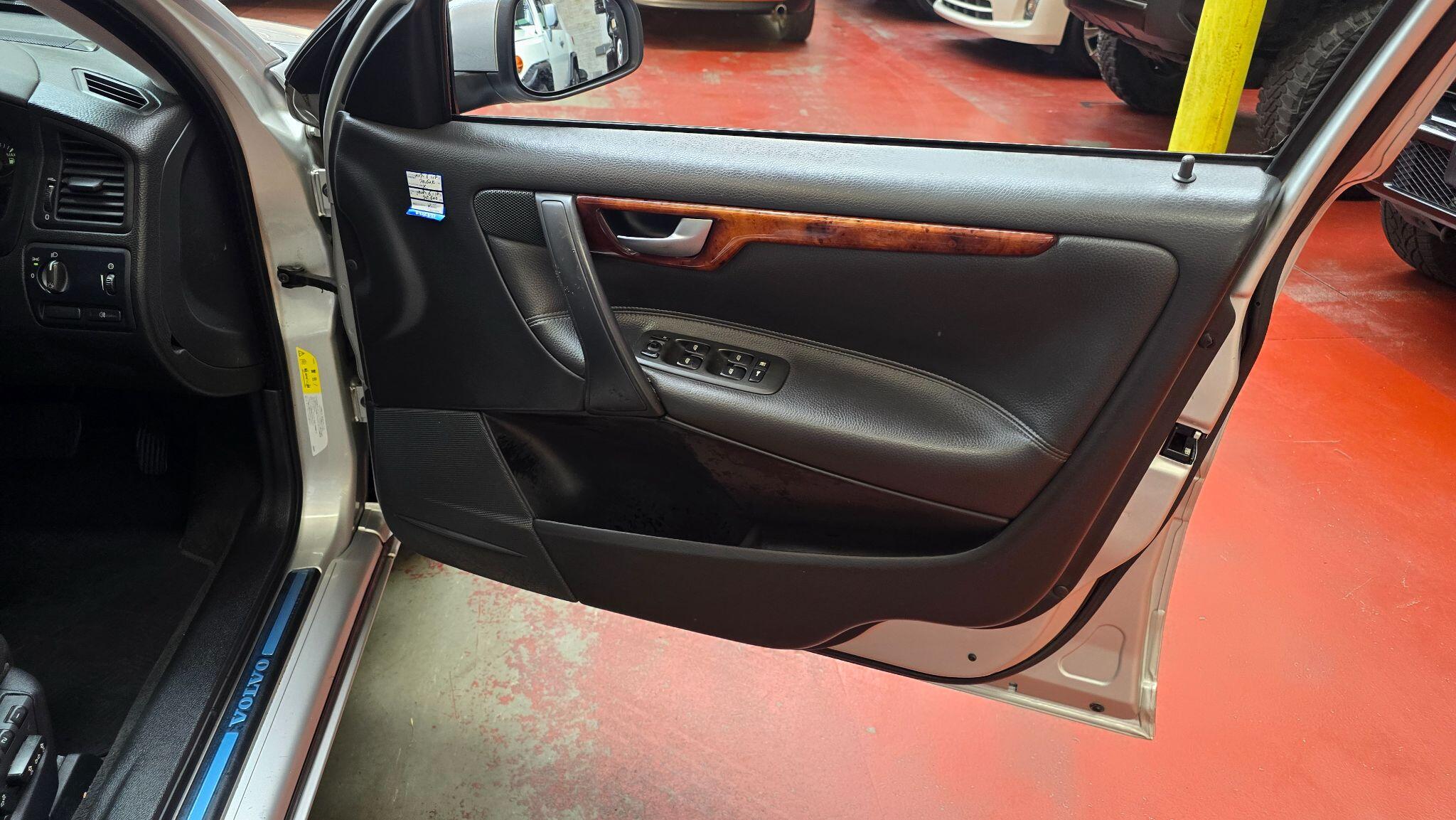 Volvo V70 view 10