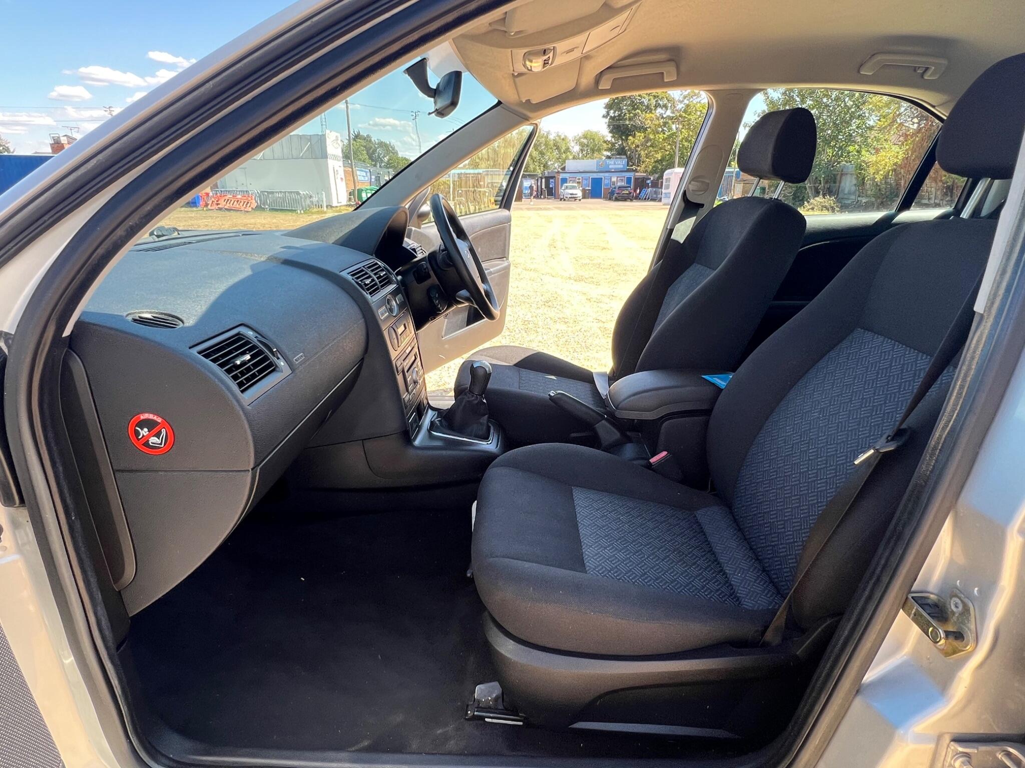 Ford Mondeo view 16