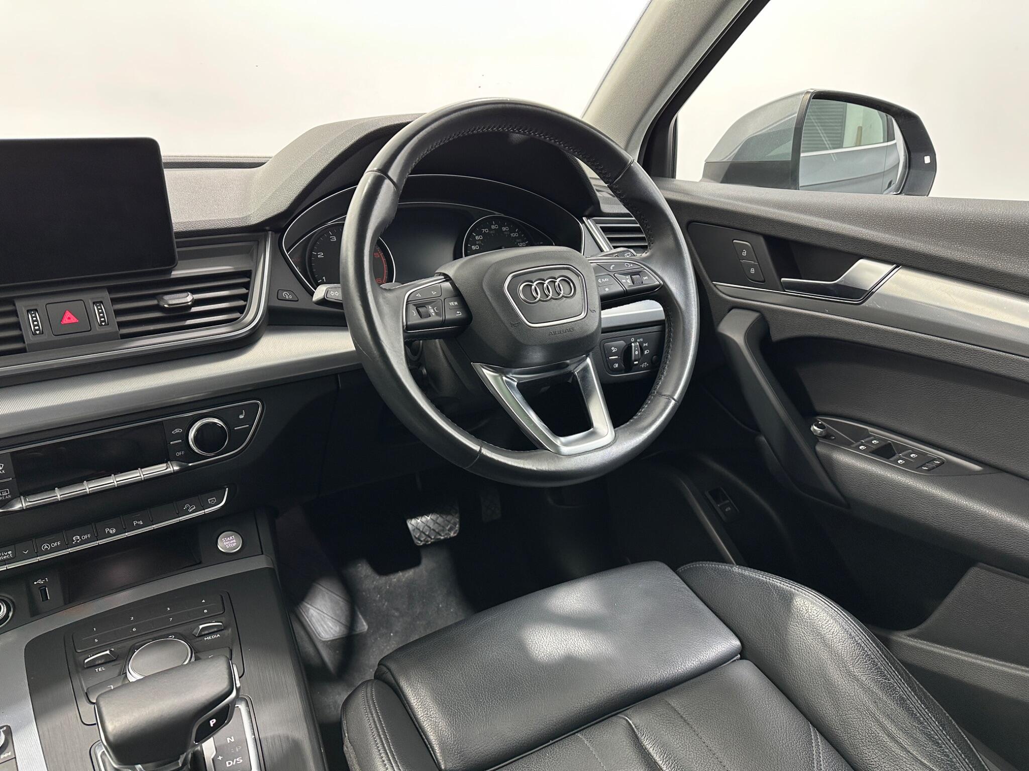 Audi Q5 view 12