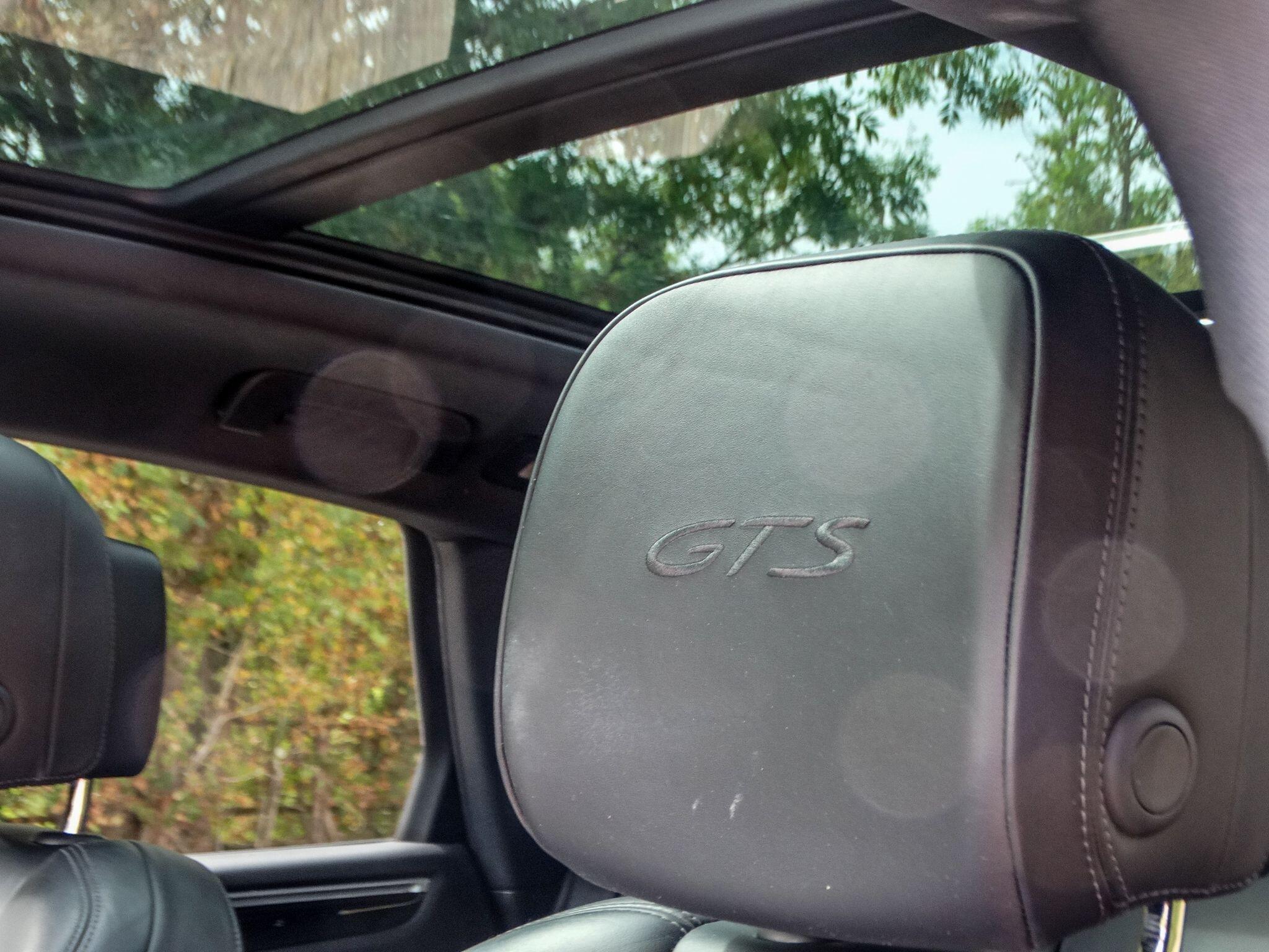 Porsche Macan view 13