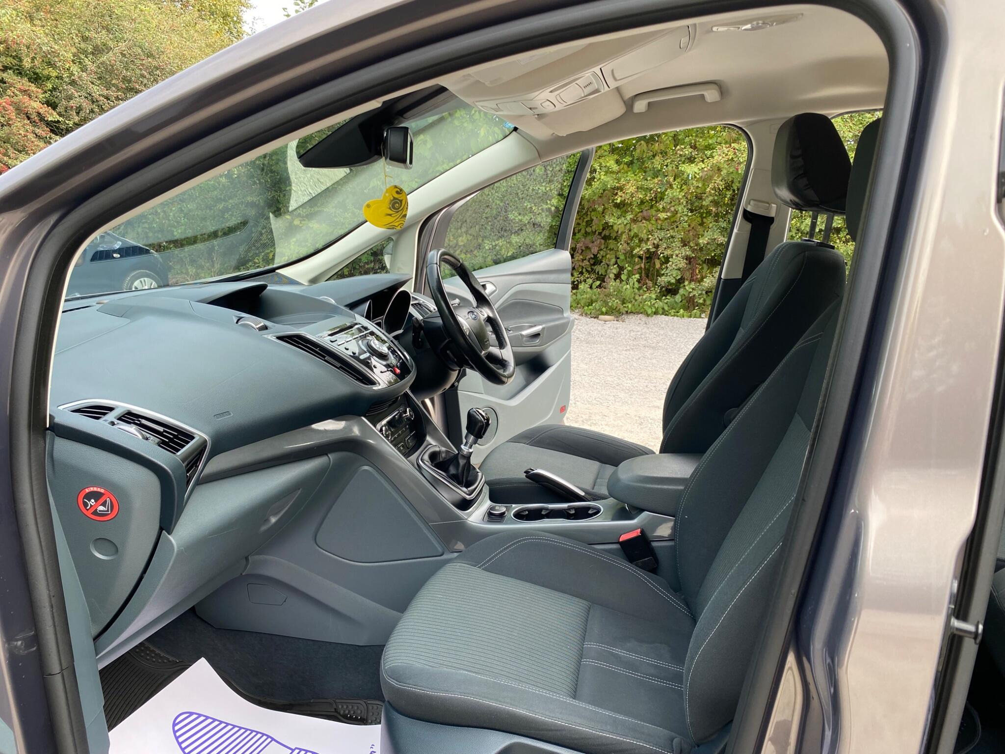 Ford Grand C-Max view 17