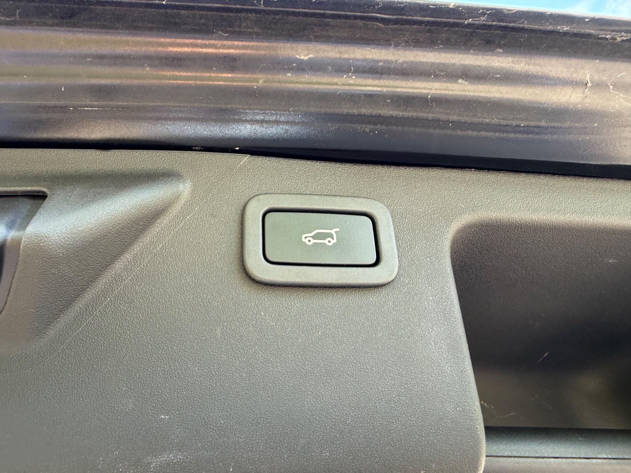 Land Rover Discovery Sport view 18