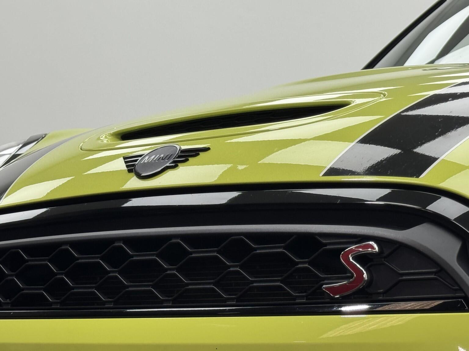 Mini Convertible view 36