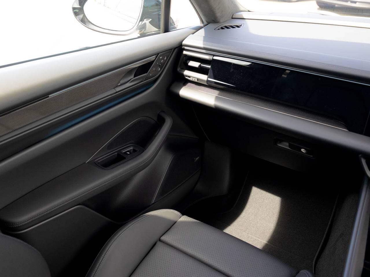 Porsche Macan view 70