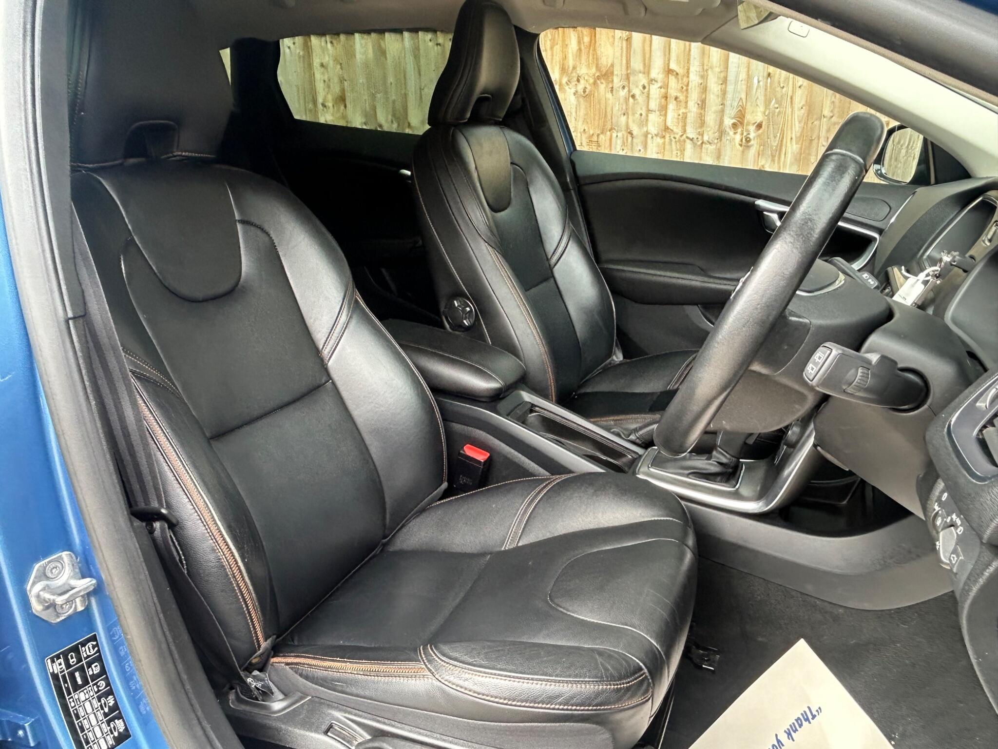 Volvo V40 Cross Country view 3