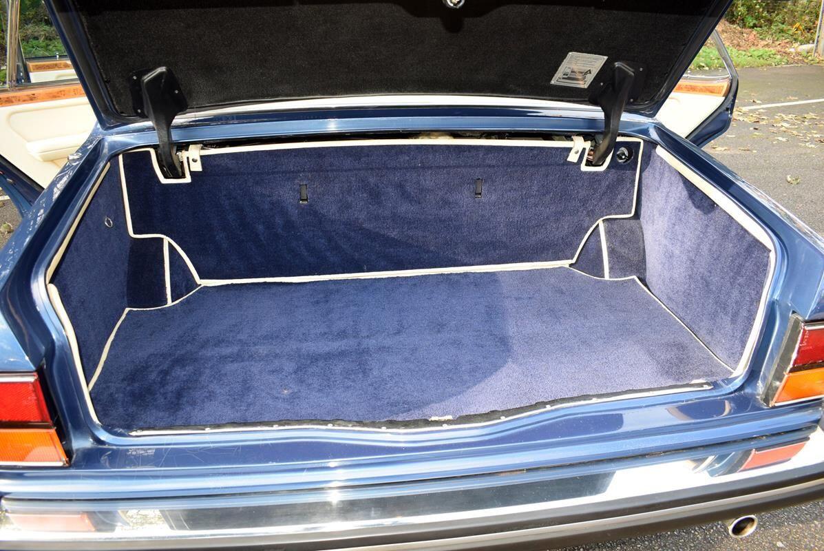 Rolls-Royce Silver Spirit view 42