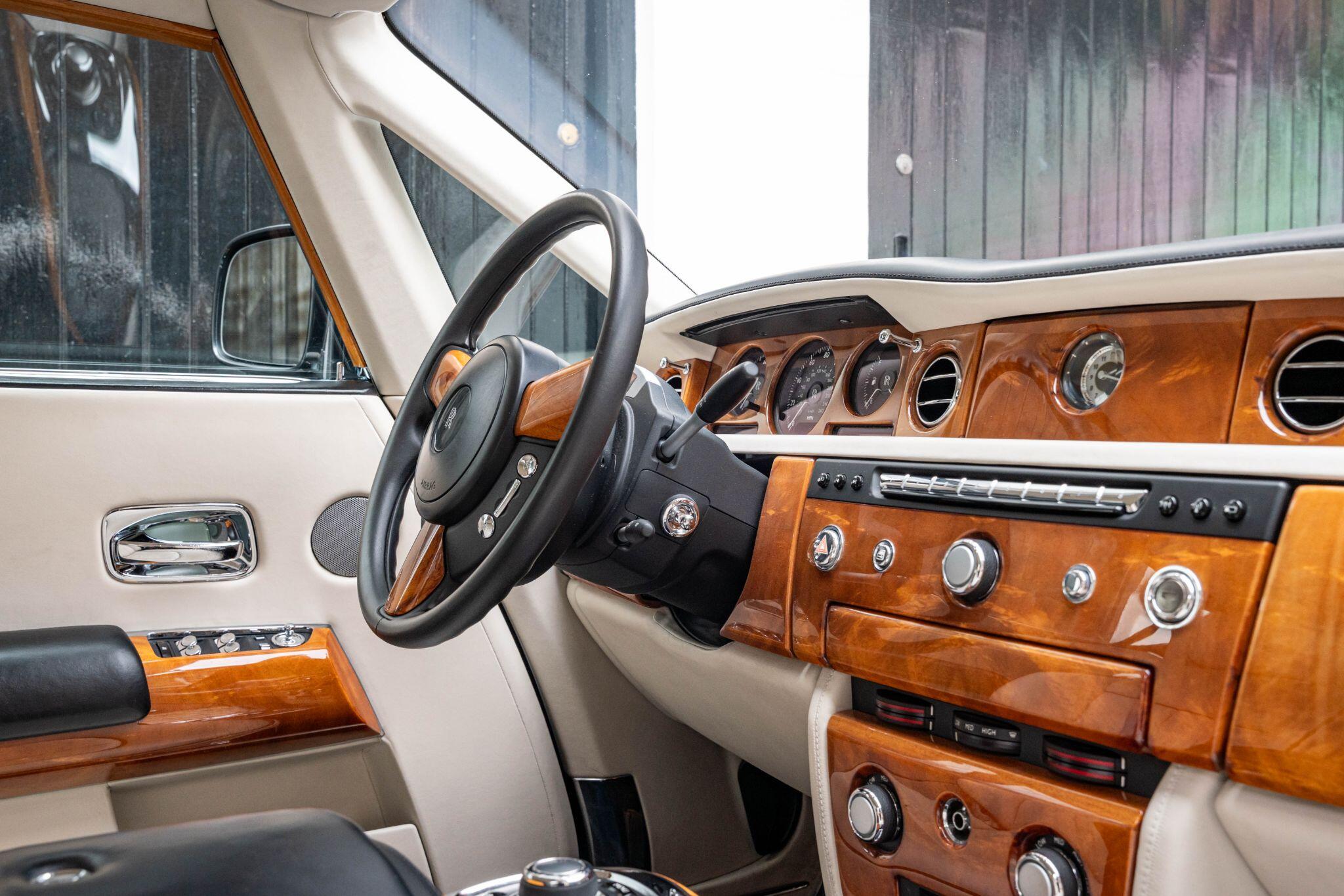 Rolls-Royce Phantom view 11