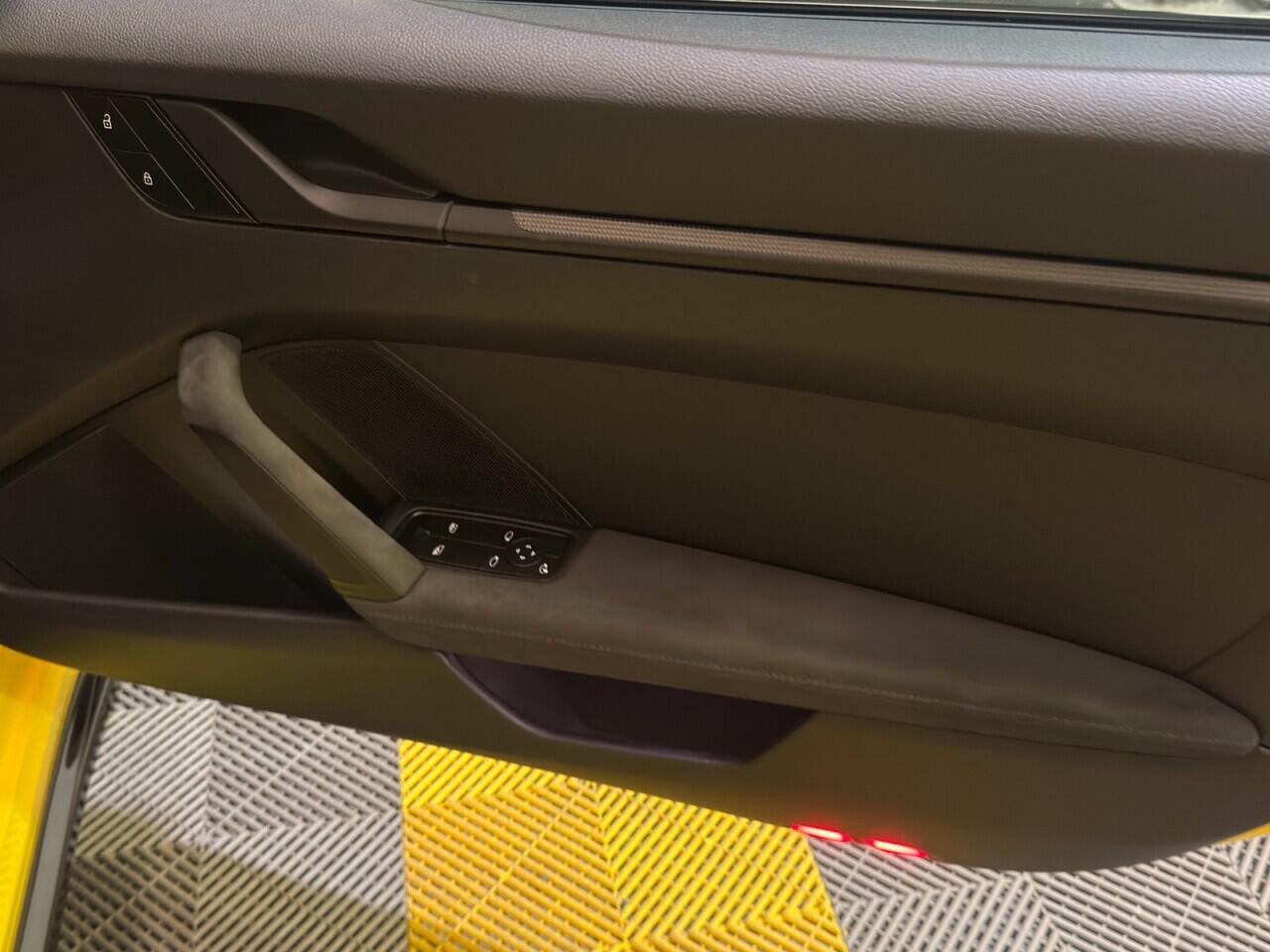 Porsche 911 view 12