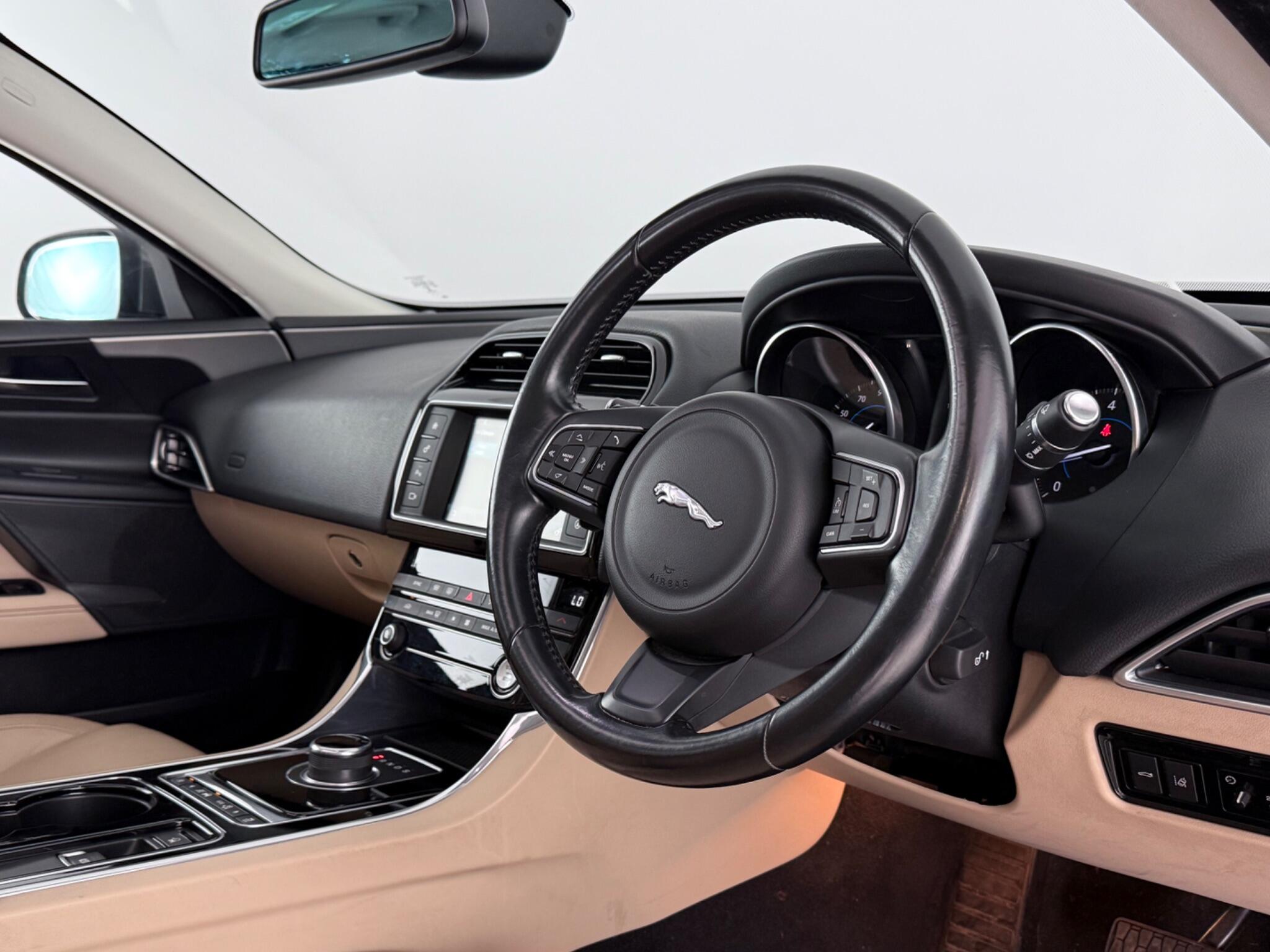 Jaguar Xe view 3