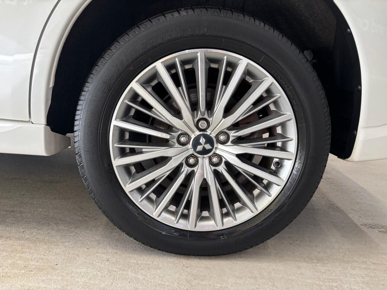 Mitsubishi Outlander view 12