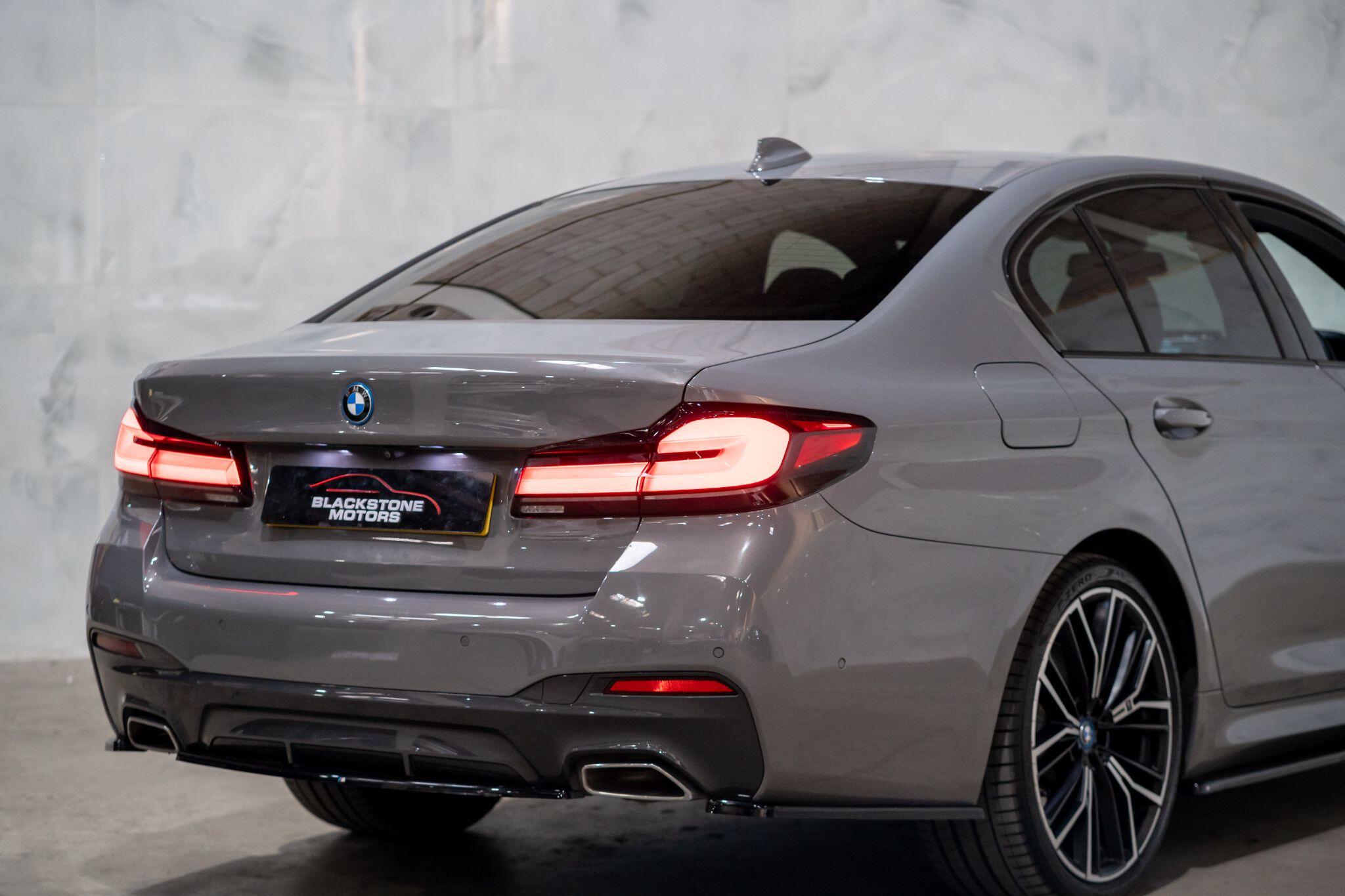 BMW 5 Series view 10