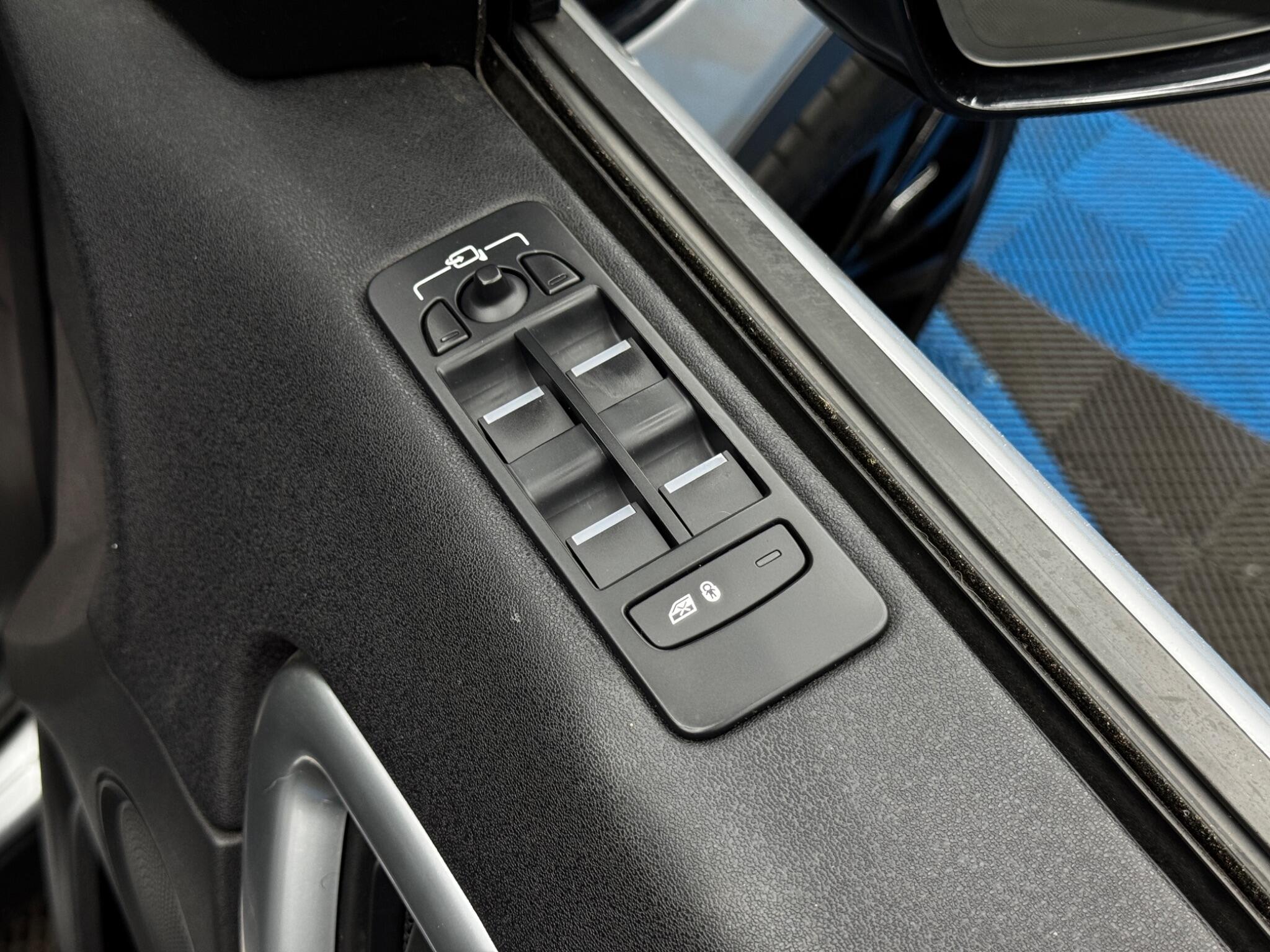Land Rover Discovery Sport view 39