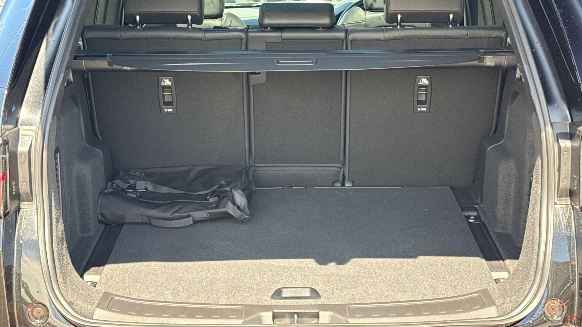 Land Rover Discovery Sport view 11