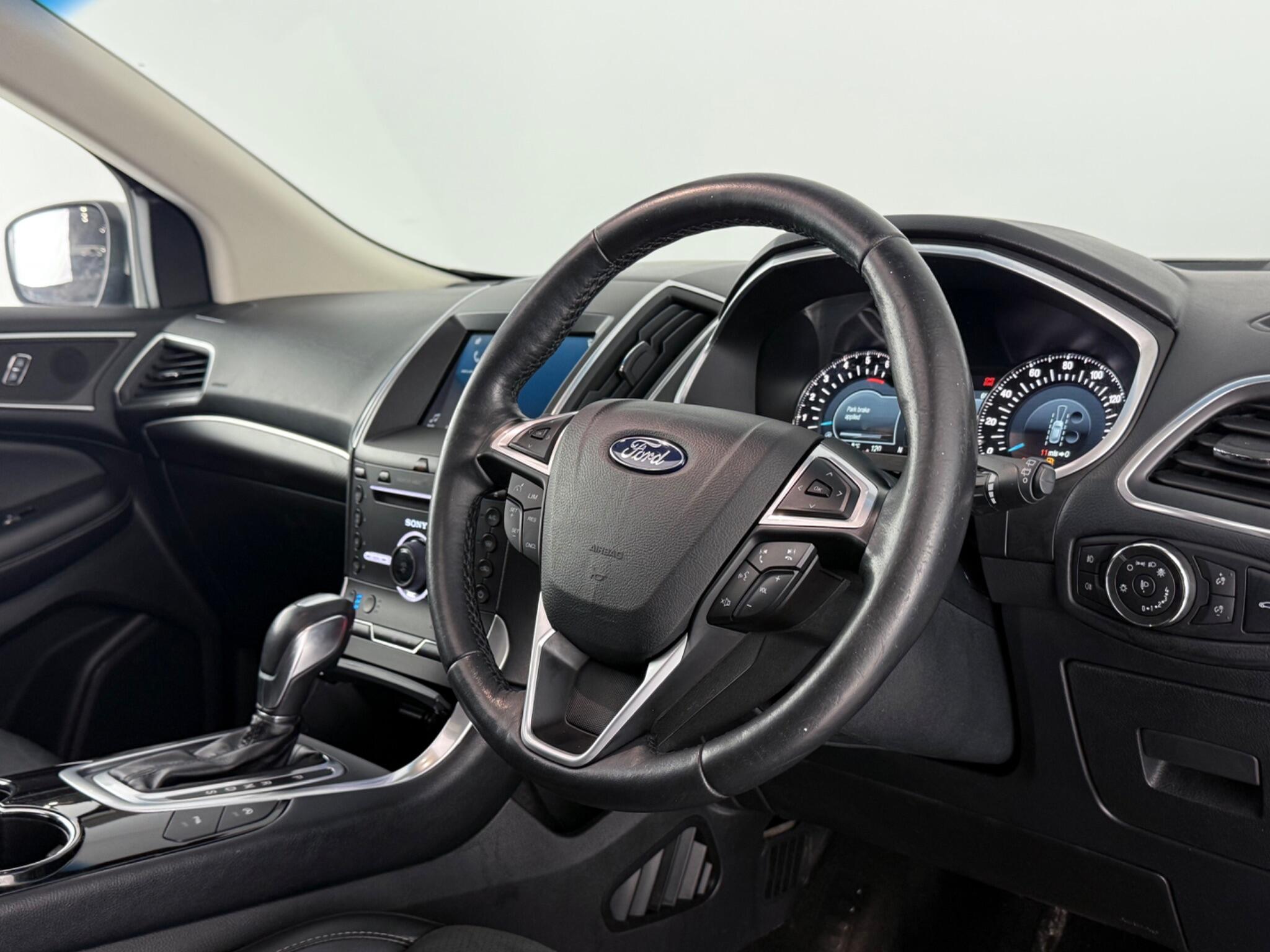 Ford Edge view 3