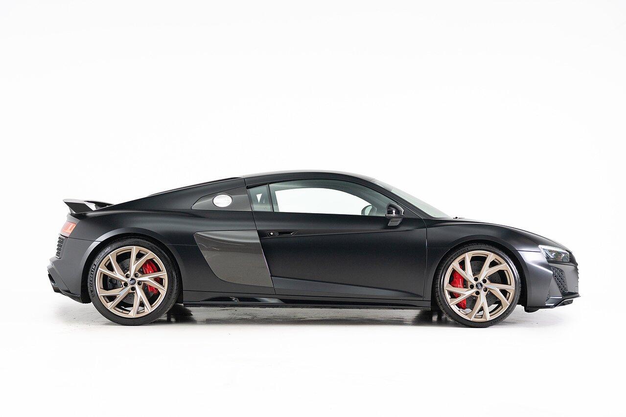 Audi R8 view 7