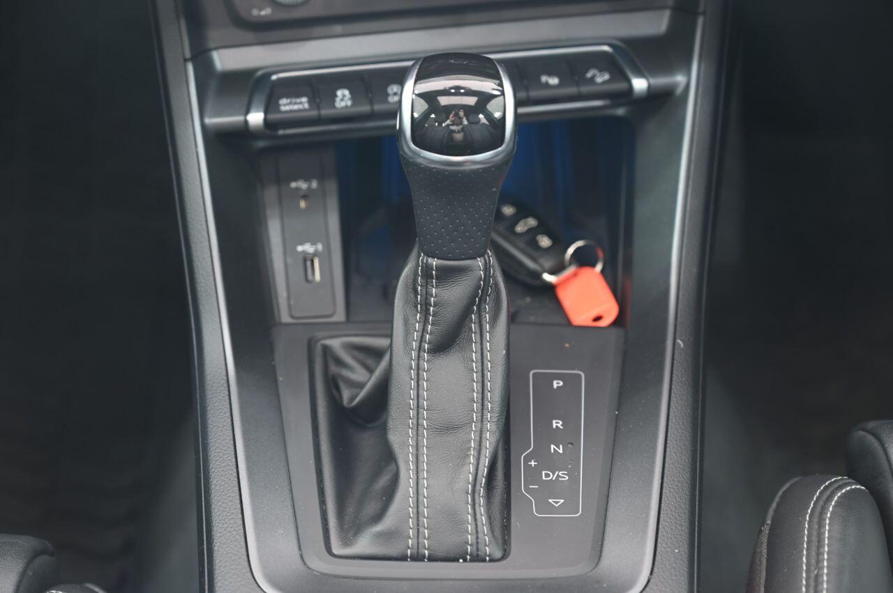 Audi Q3 view 42