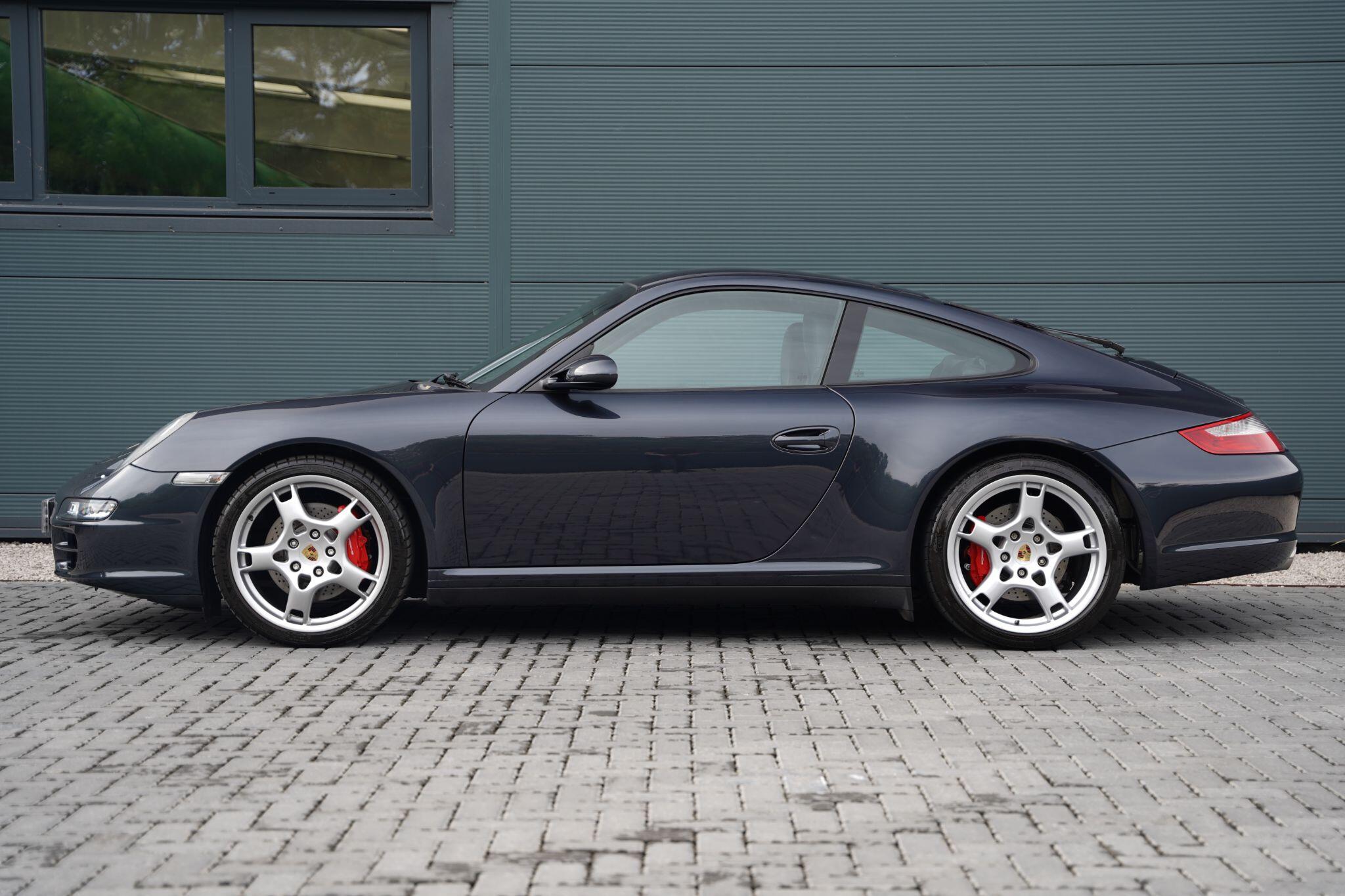 Porsche 911 view 6