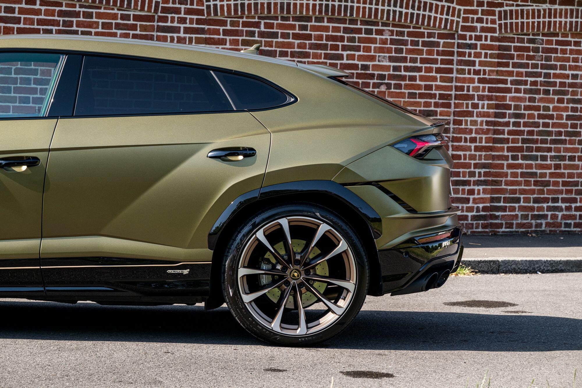 Lamborghini Urus view 33