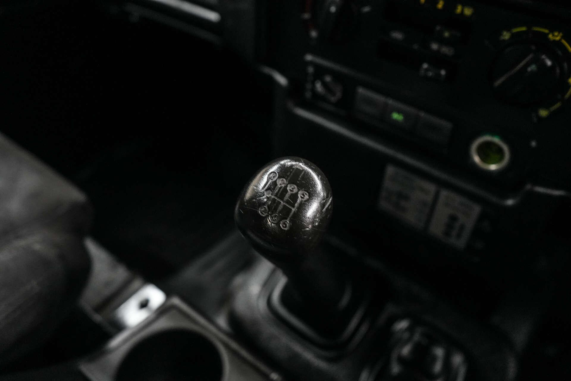 Land Rover Defender 90 view 23
