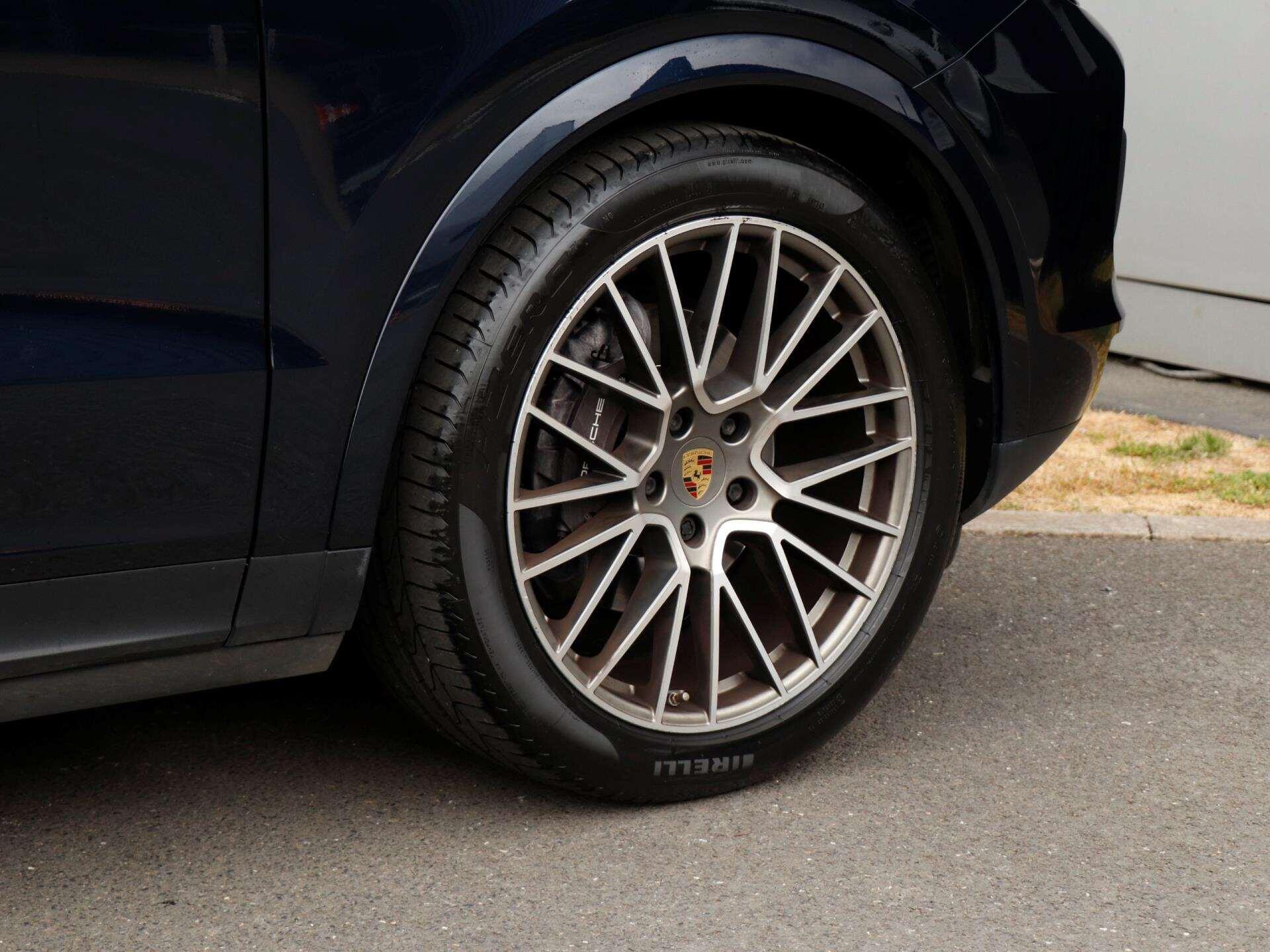 Porsche Cayenne view 33