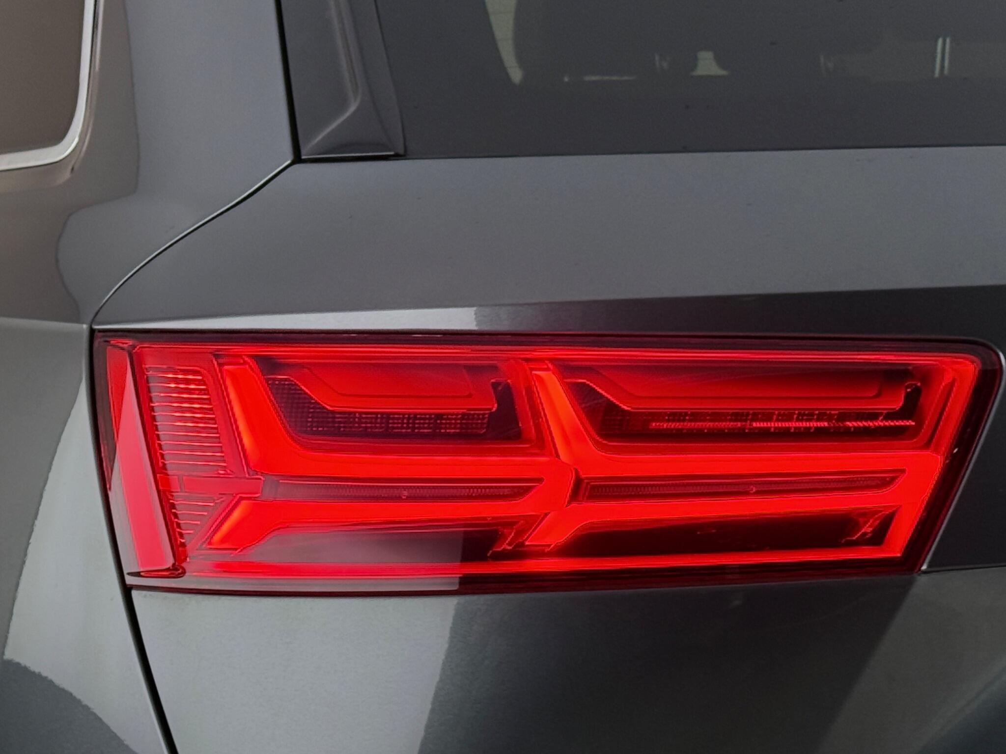 Audi Q7 view 13