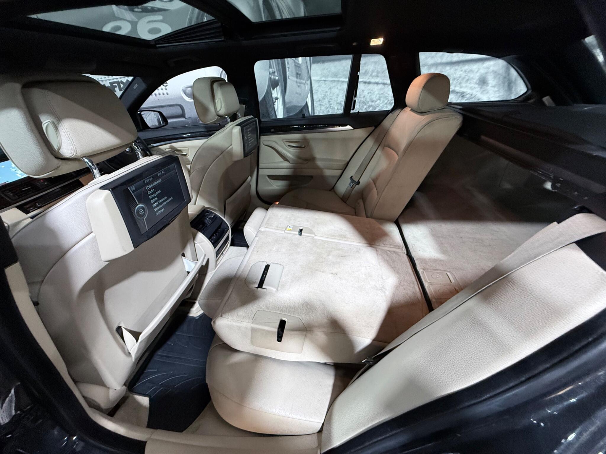 BMW 5 Series view 24