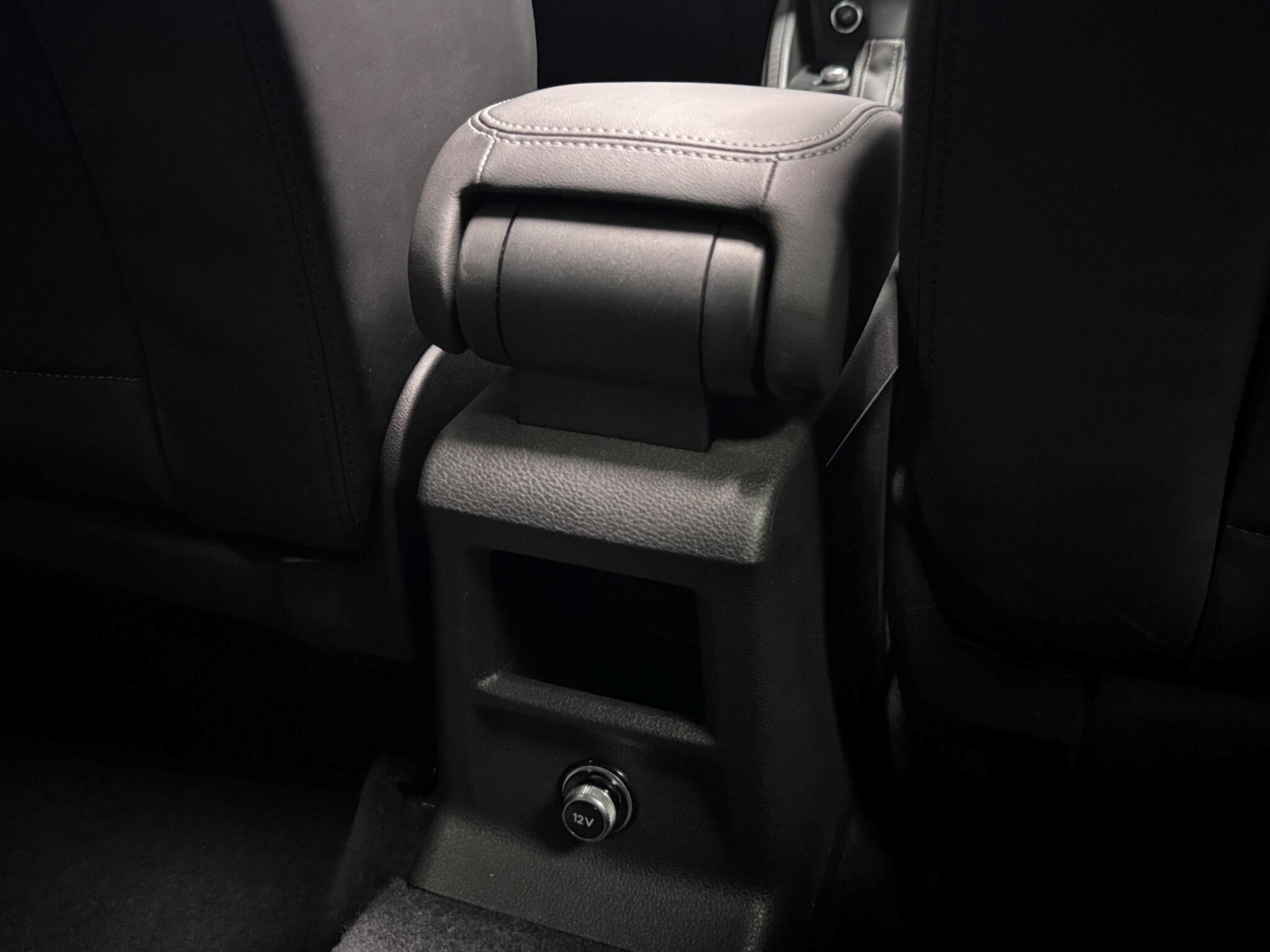 Audi SQ2 view 29