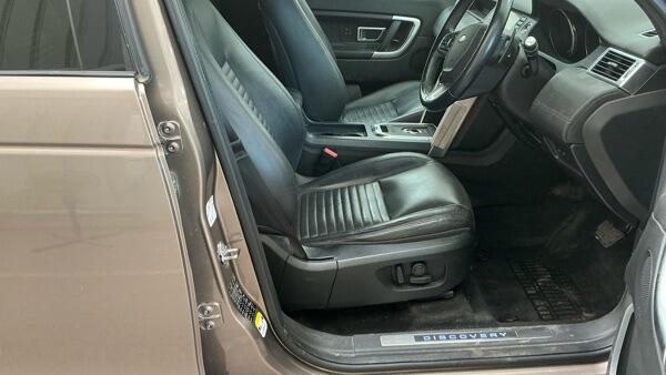Land Rover Discovery Sport view 2