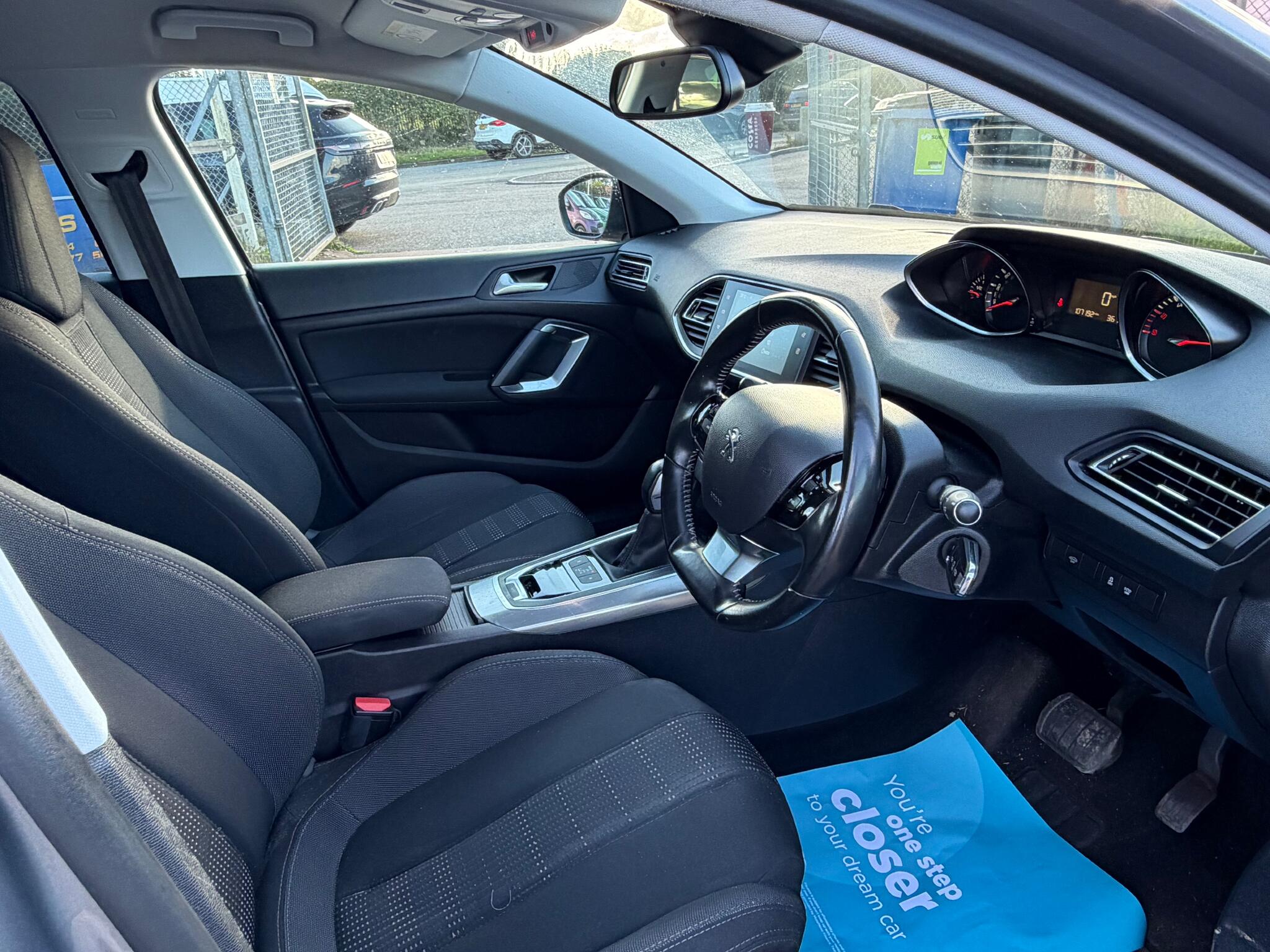 Peugeot 308 view 3