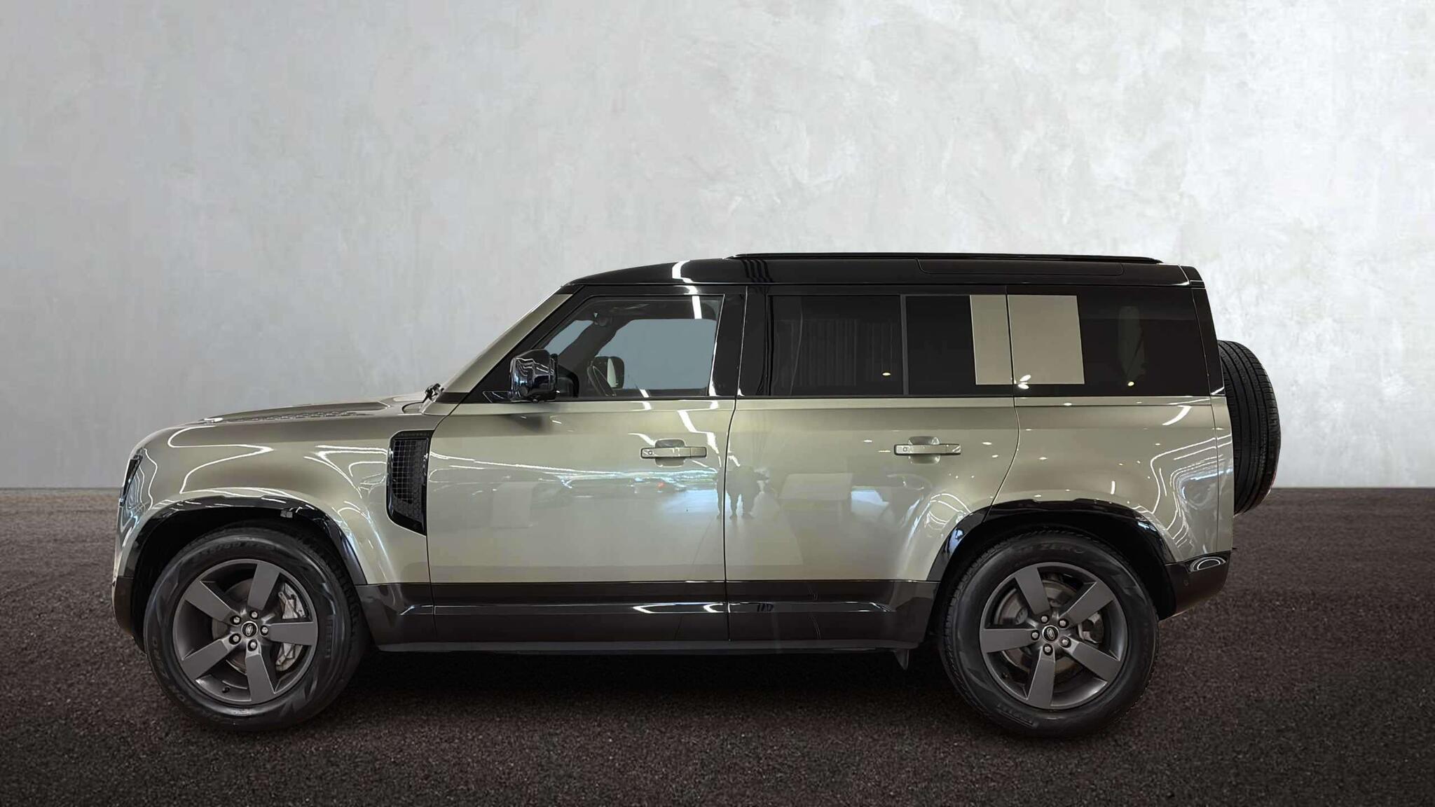 Land Rover Defender view 23