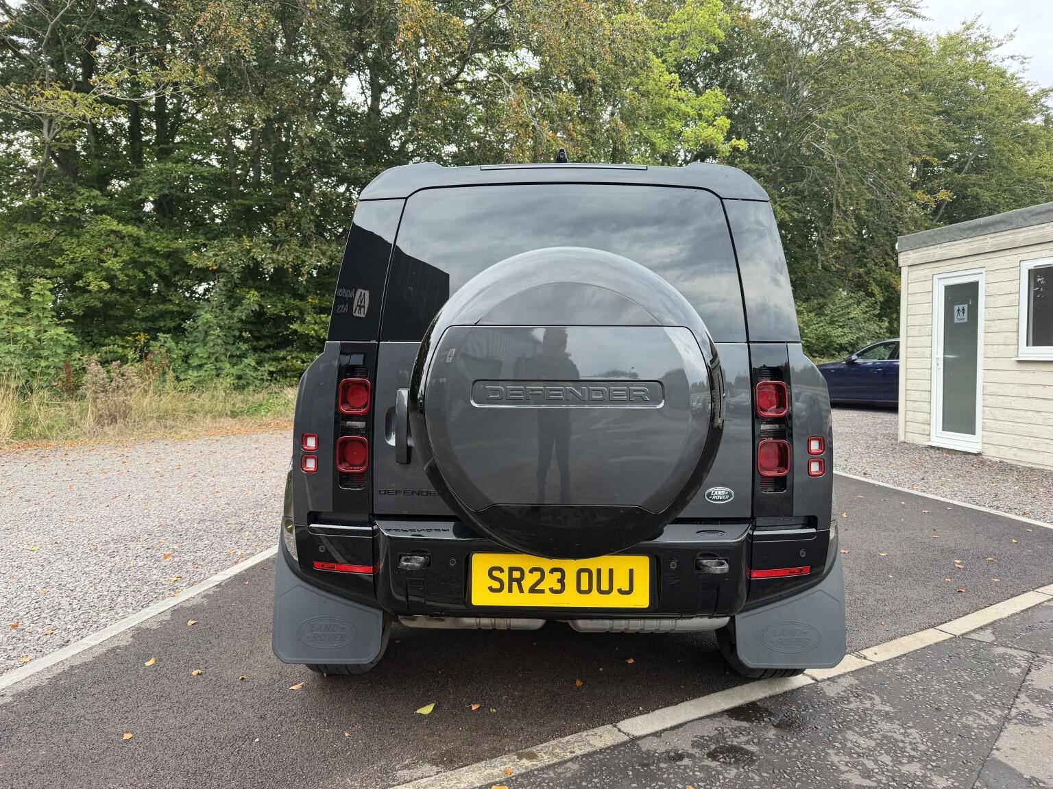 Land Rover Defender 110 view 12