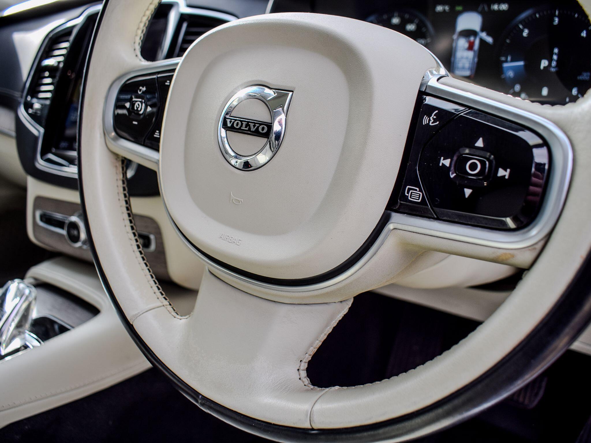 Volvo XC90 view 13