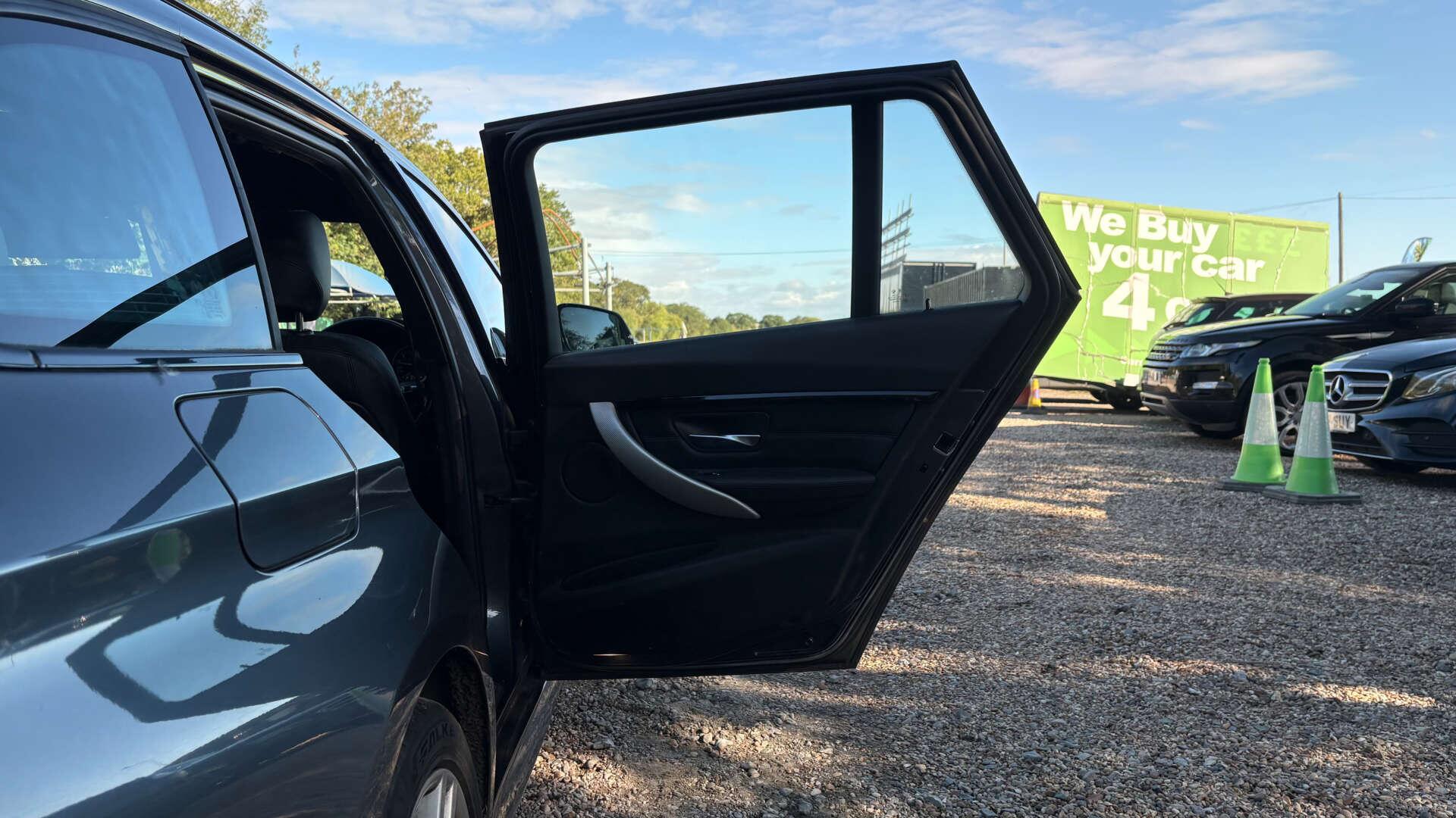BMW 3 Series view 40