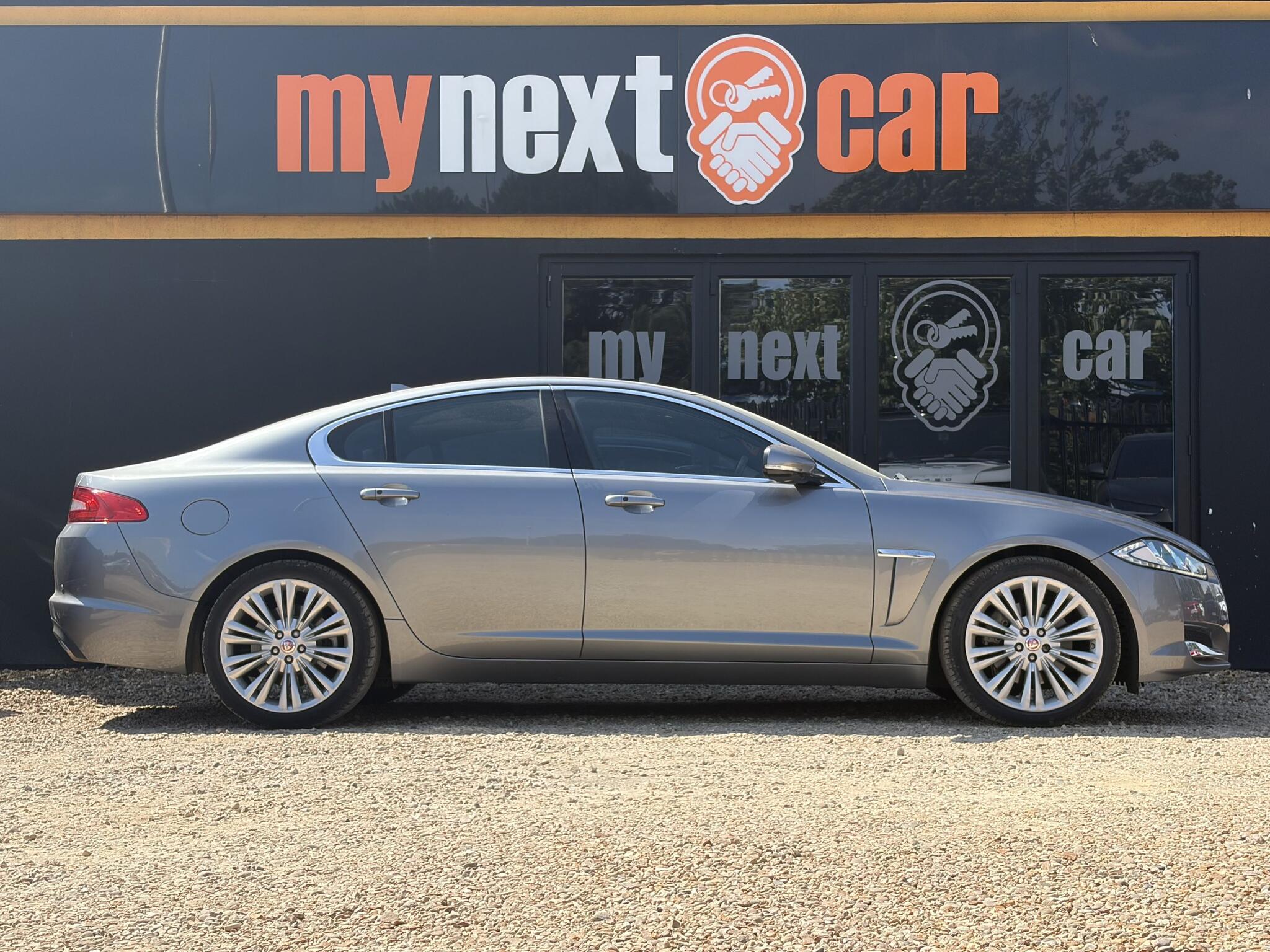 Jaguar XF view 9