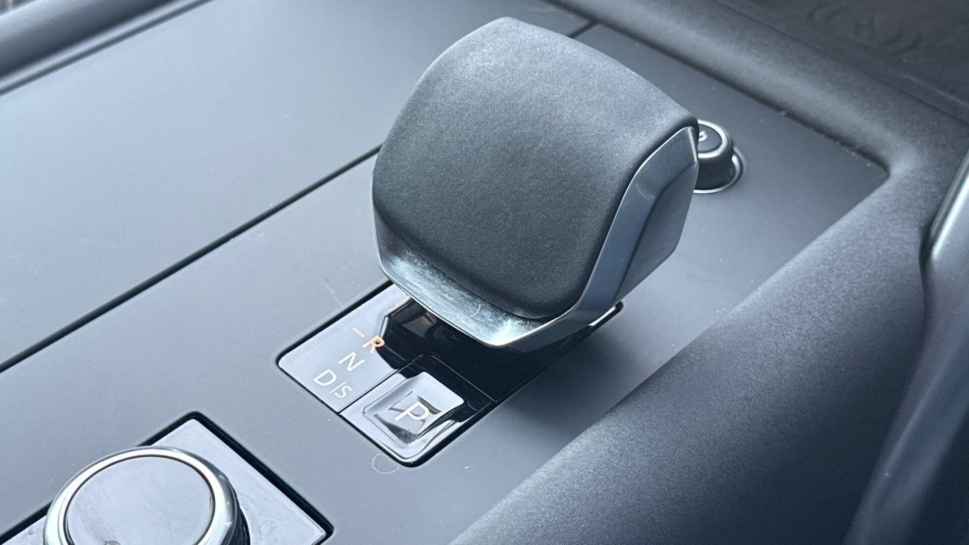 Land Rover Discovery view 13