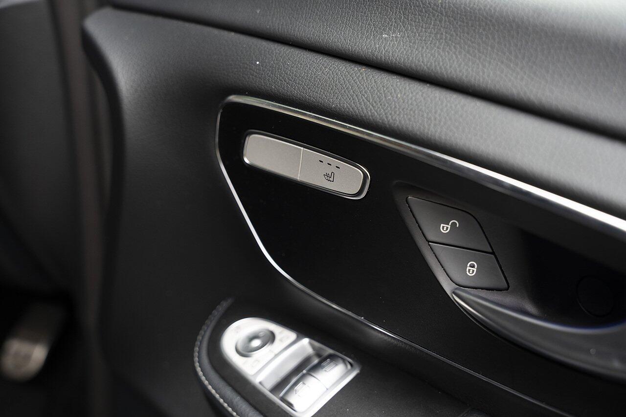 Mercedes-Benz V-Class view 18