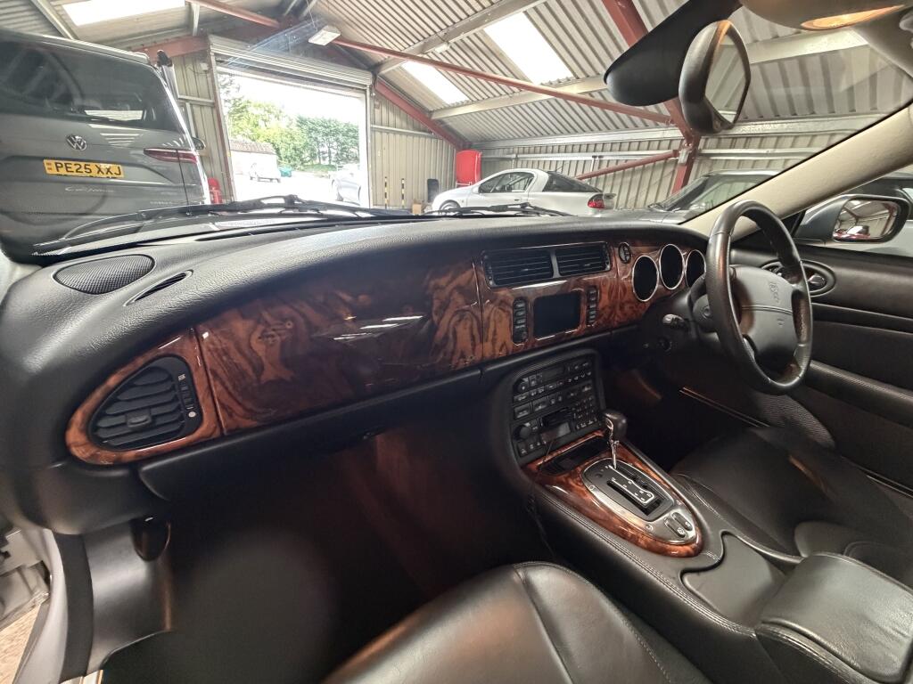 Jaguar XK8 view 15