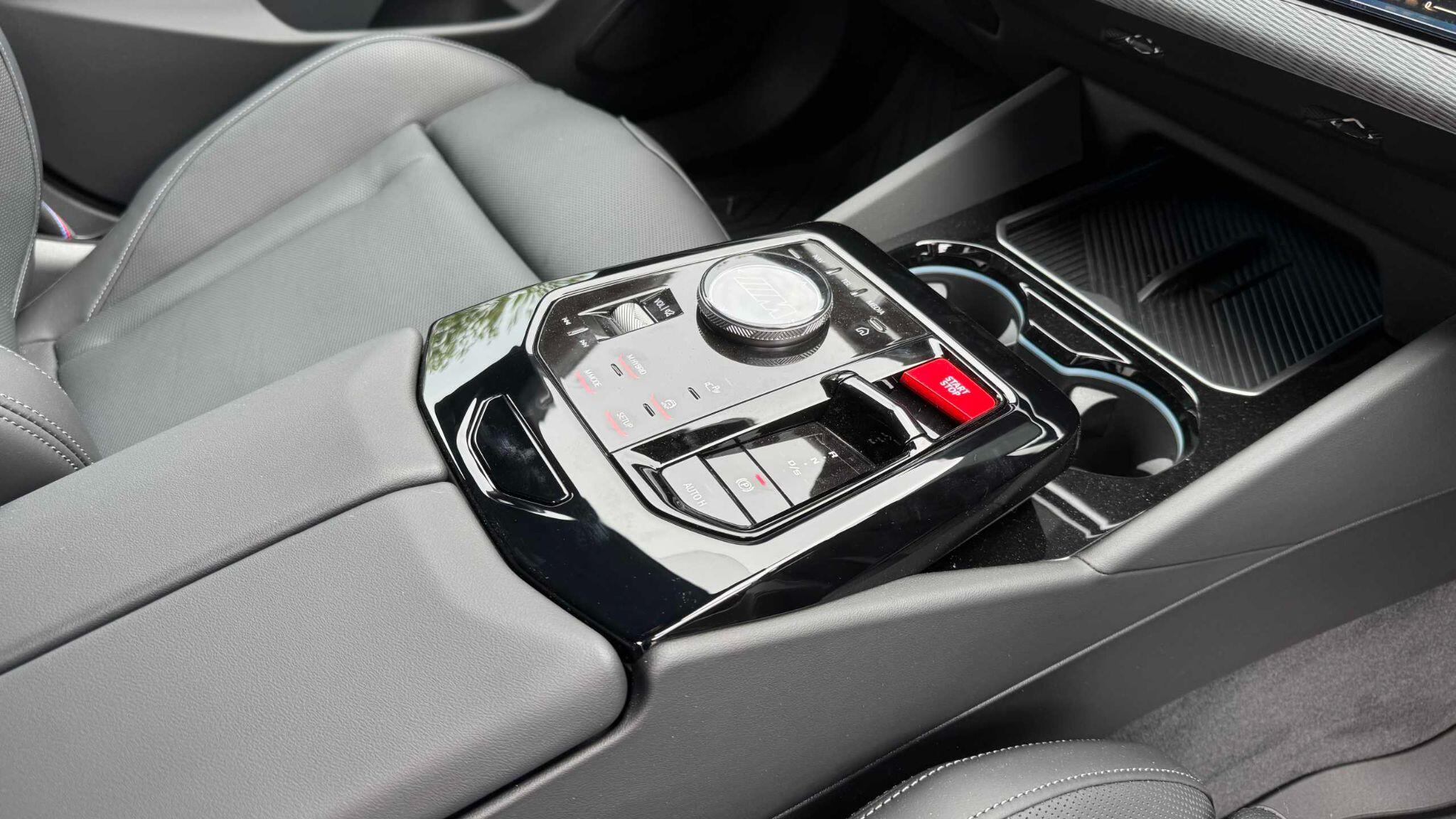 BMW M5 view 24