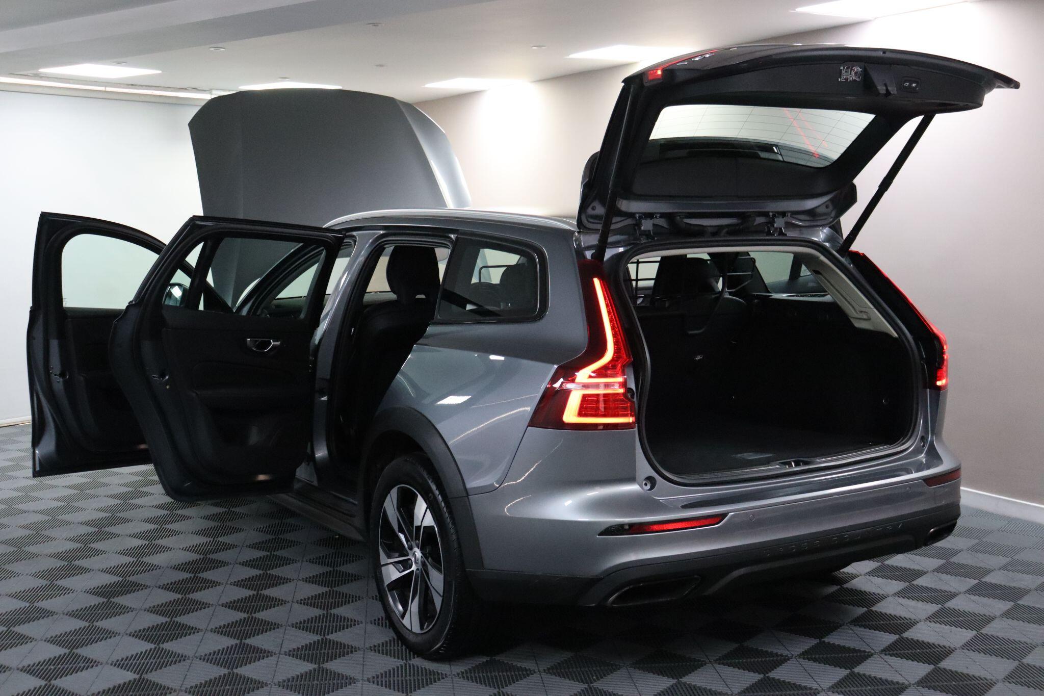Volvo V60 Cross Country view 21