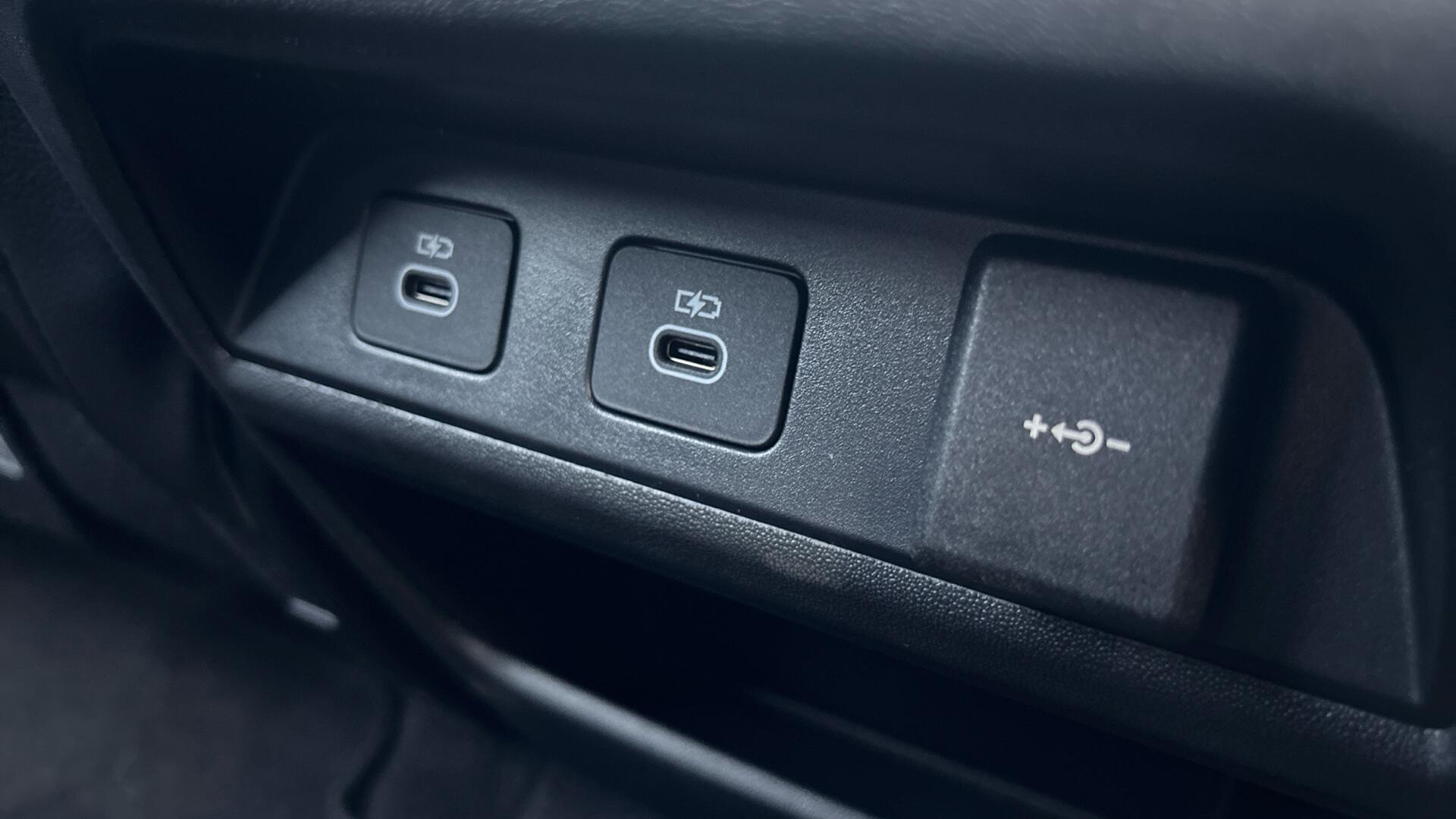 Land Rover Discovery Sport view 27
