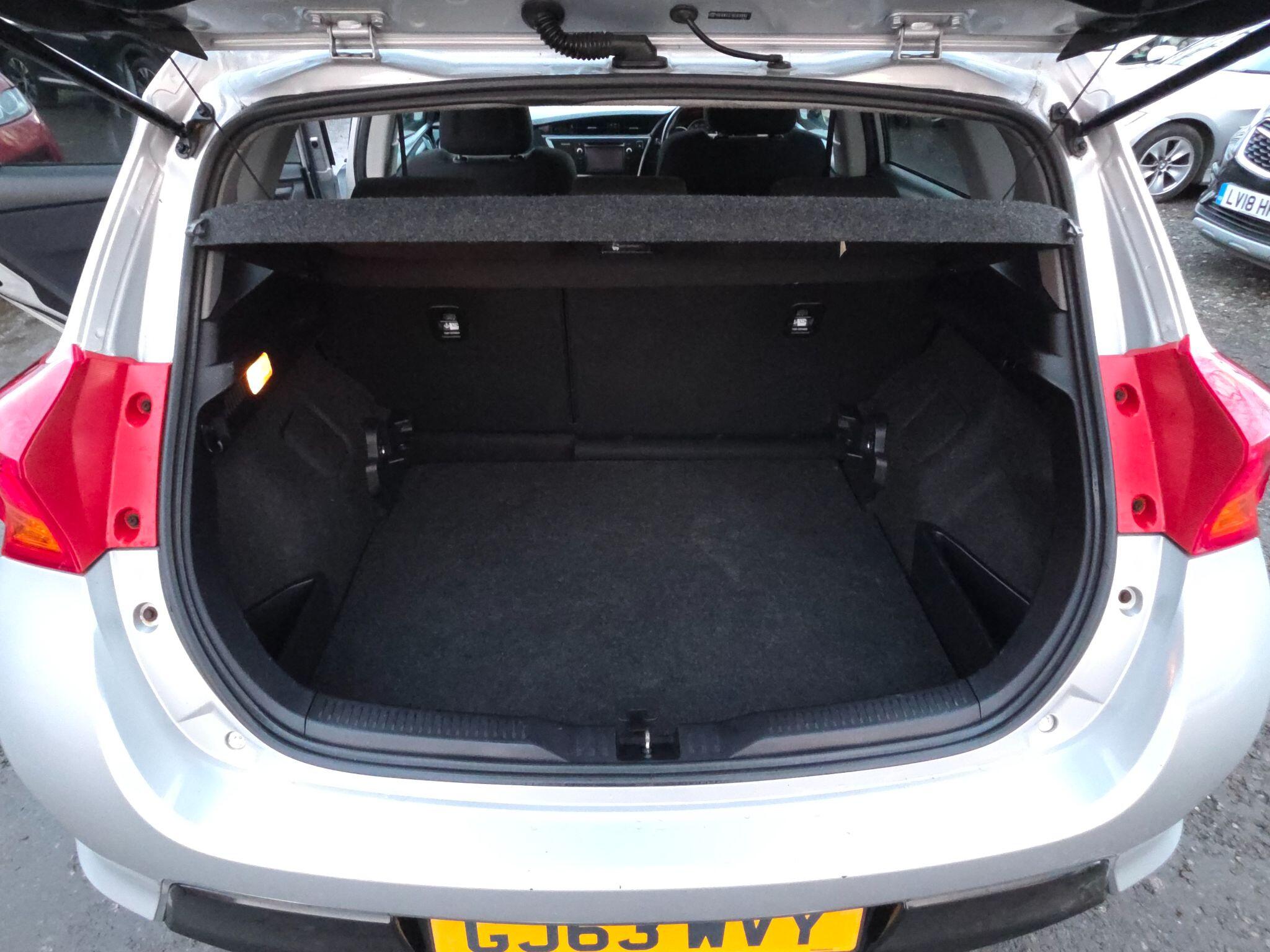 2013 Toyota Auris image 57