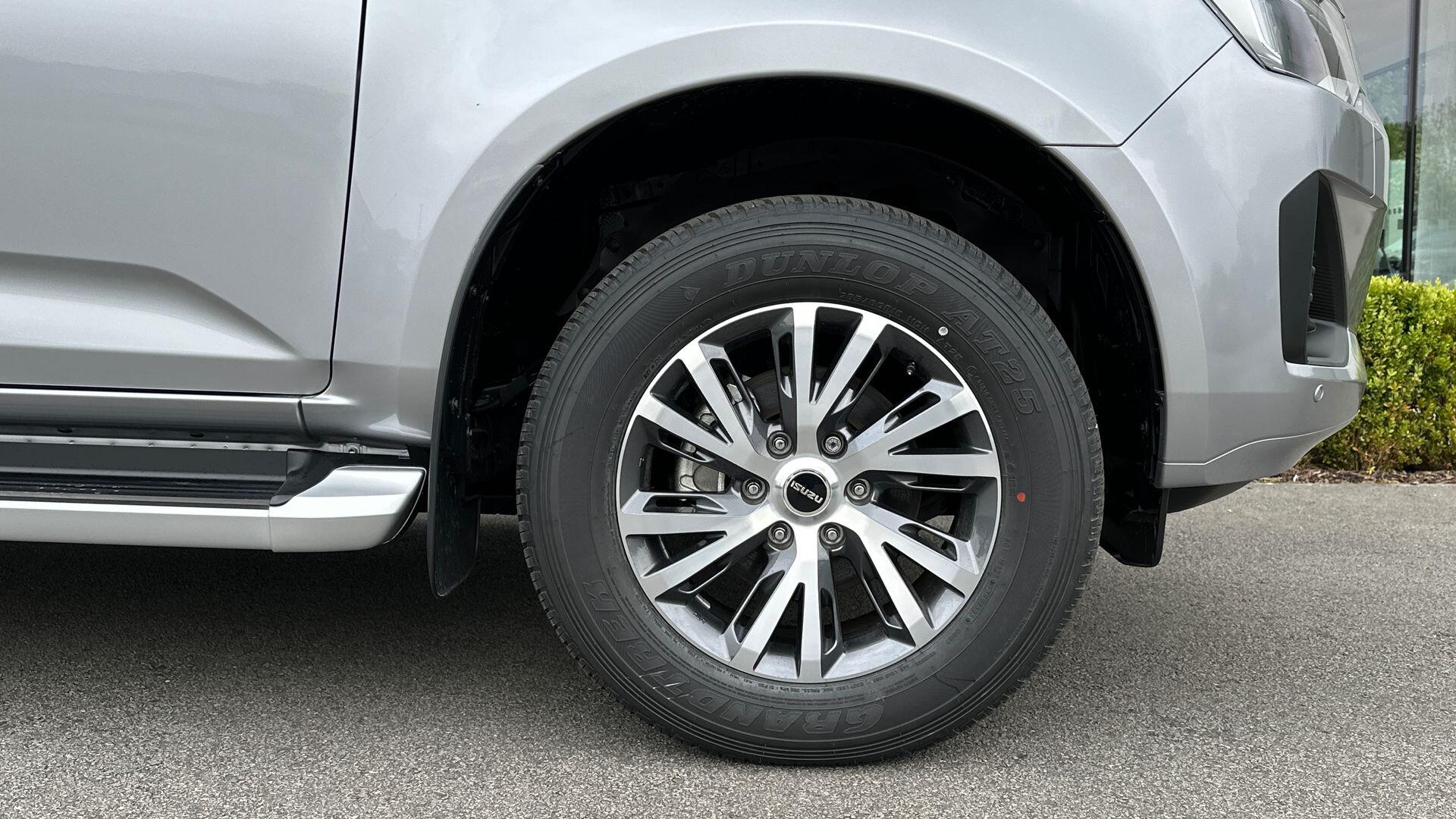 Isuzu D-Max view 8