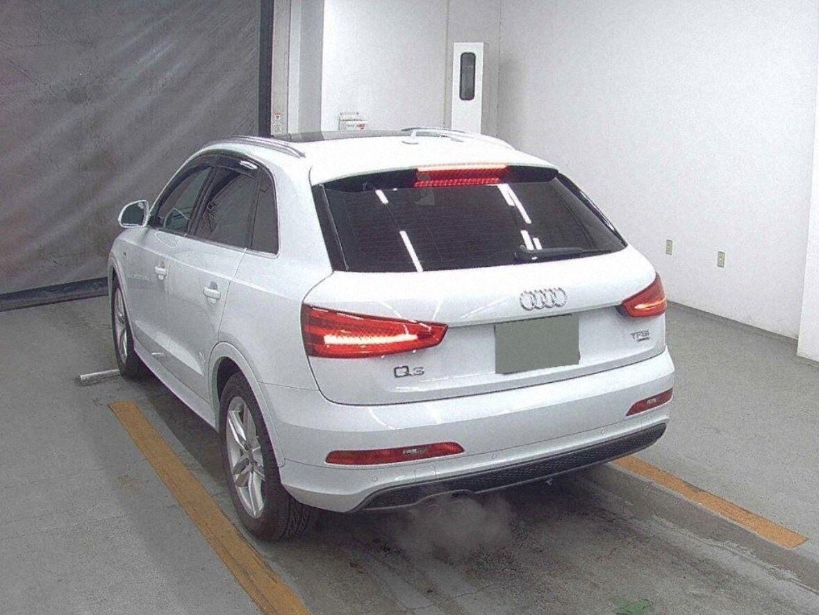 Audi Q3 view 3