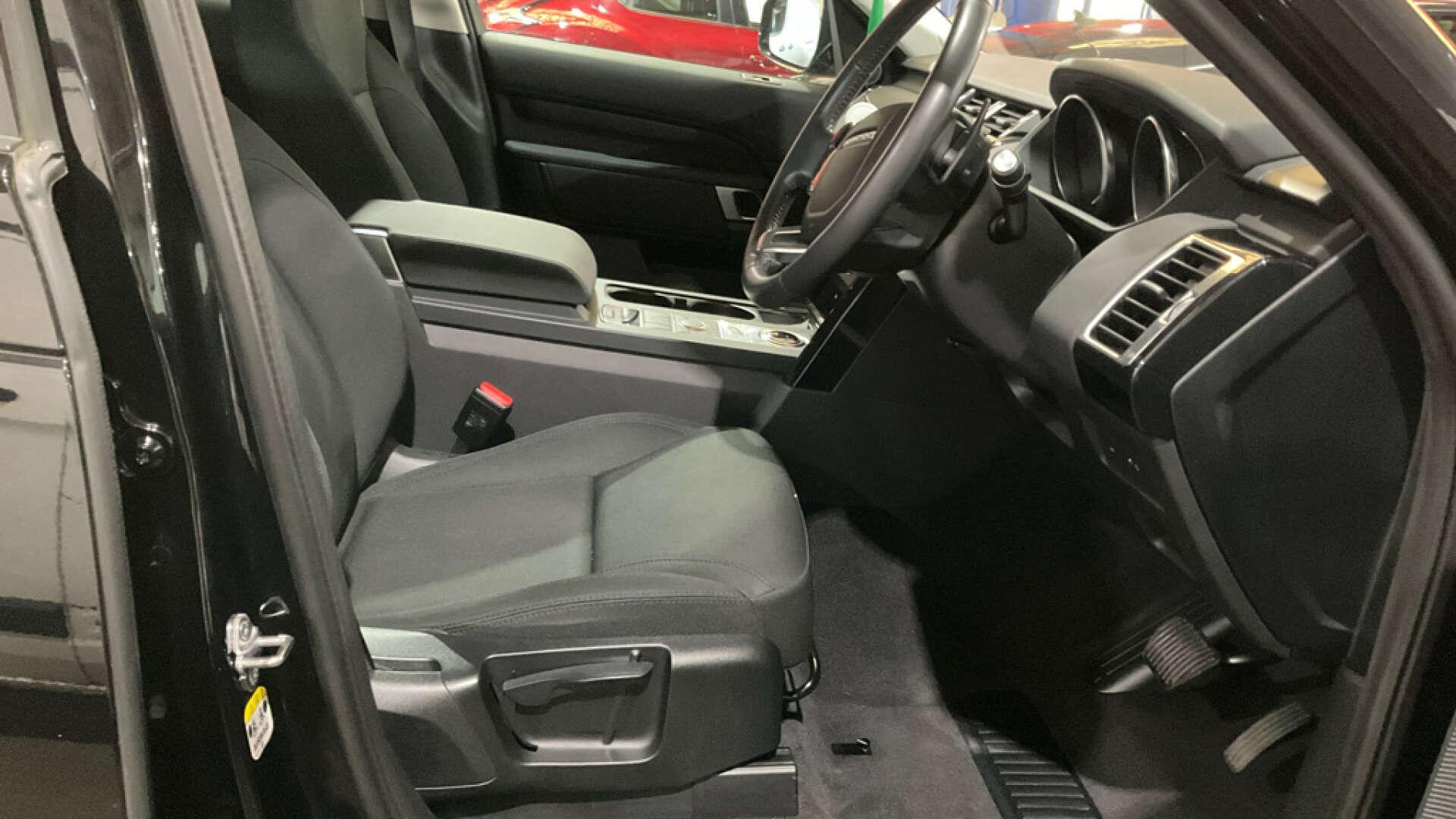 Land Rover Discovery view 9