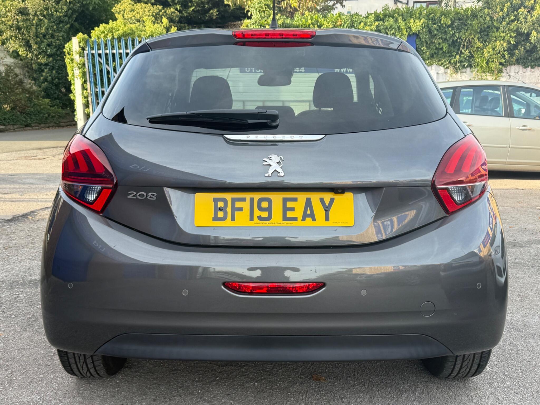 Peugeot 208 view 5