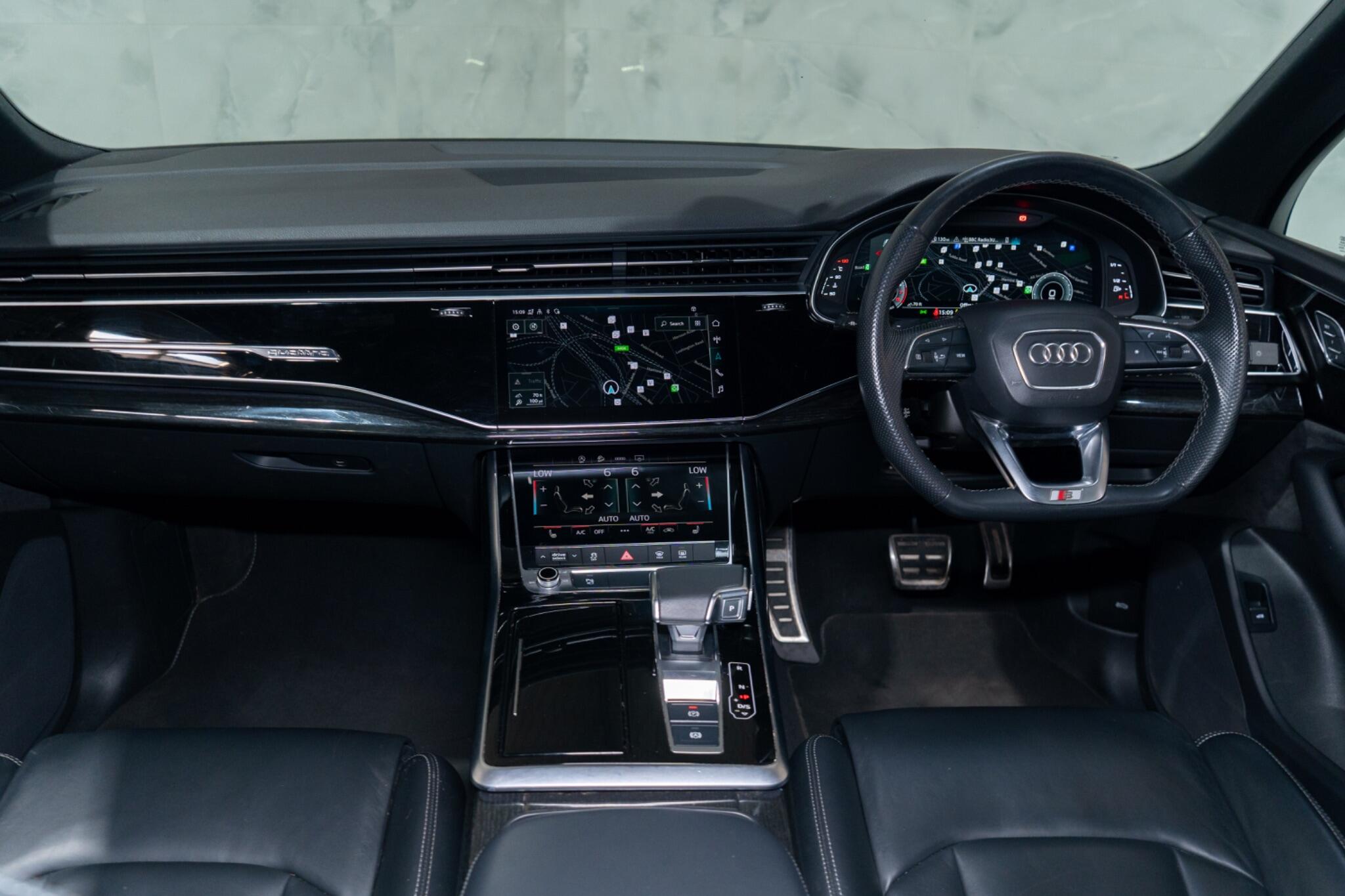 Audi Q7 view 10