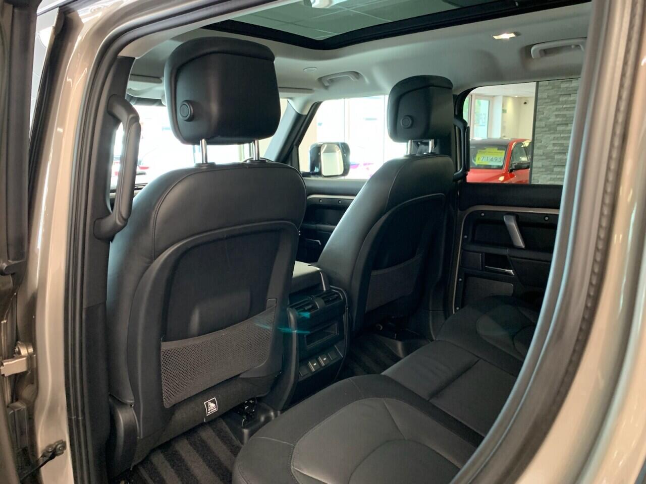 Land Rover Defender 110 view 31